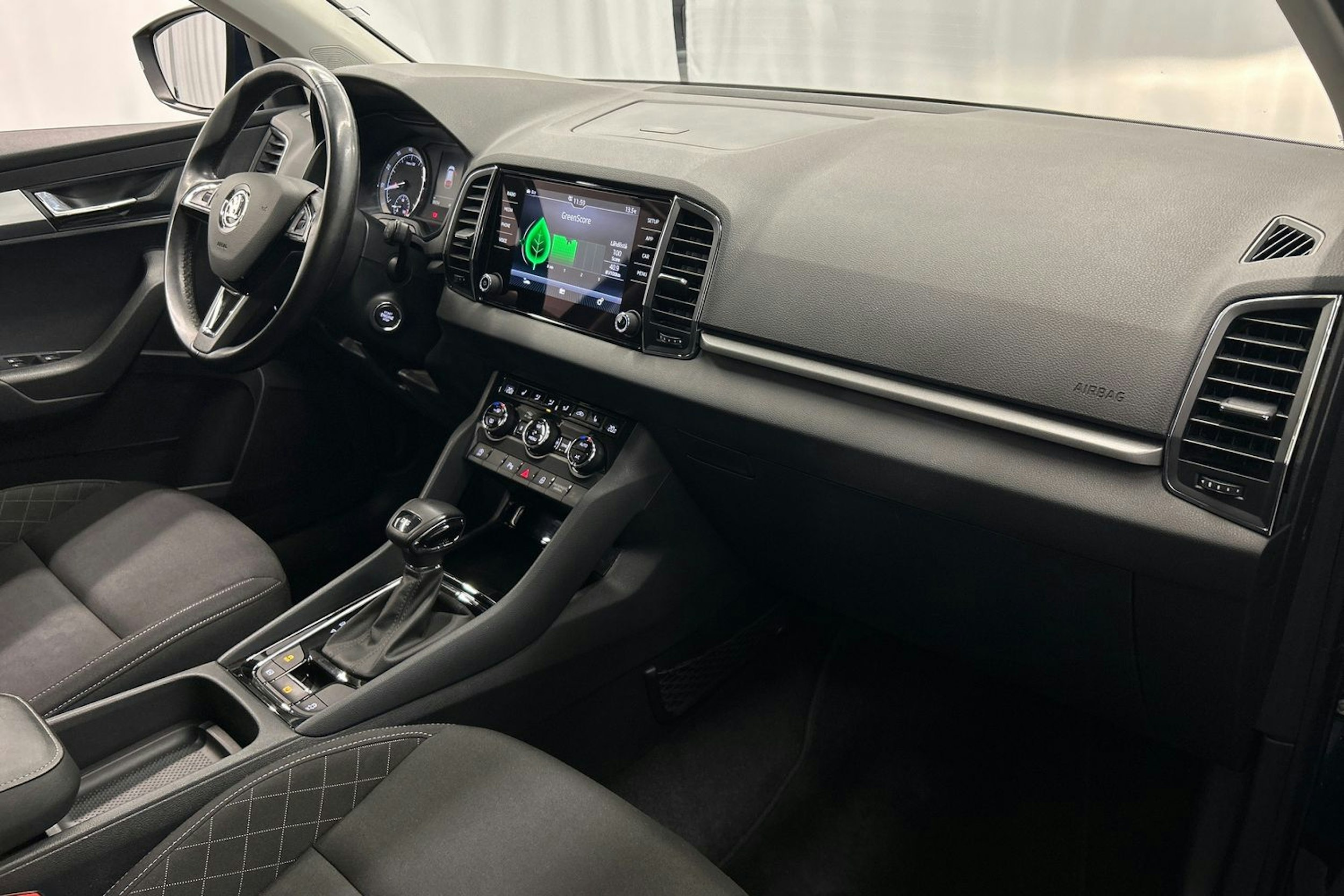 sininen Skoda Karoq 2018 kuva 15.