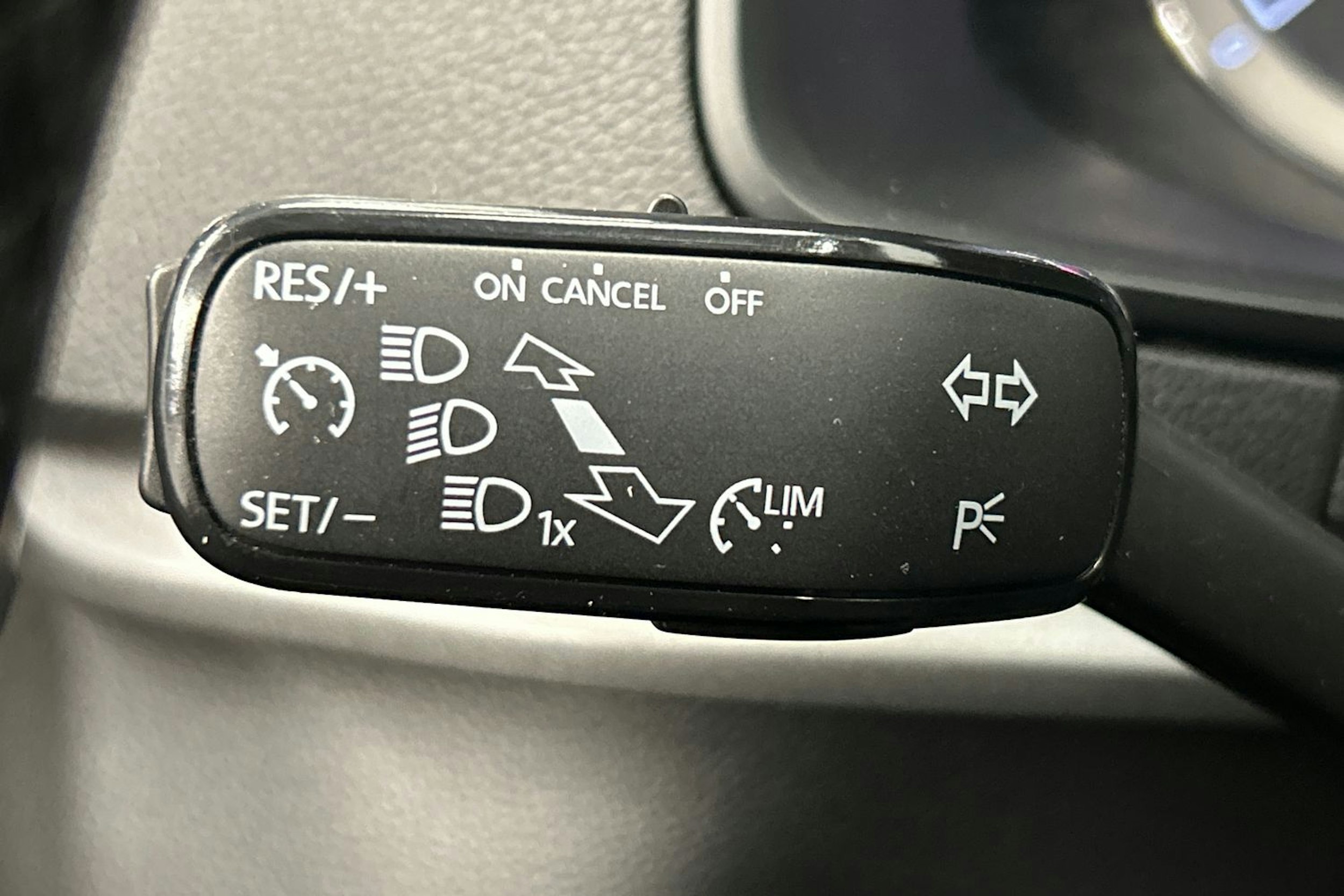 sininen Skoda Karoq 2018 kuva 19.