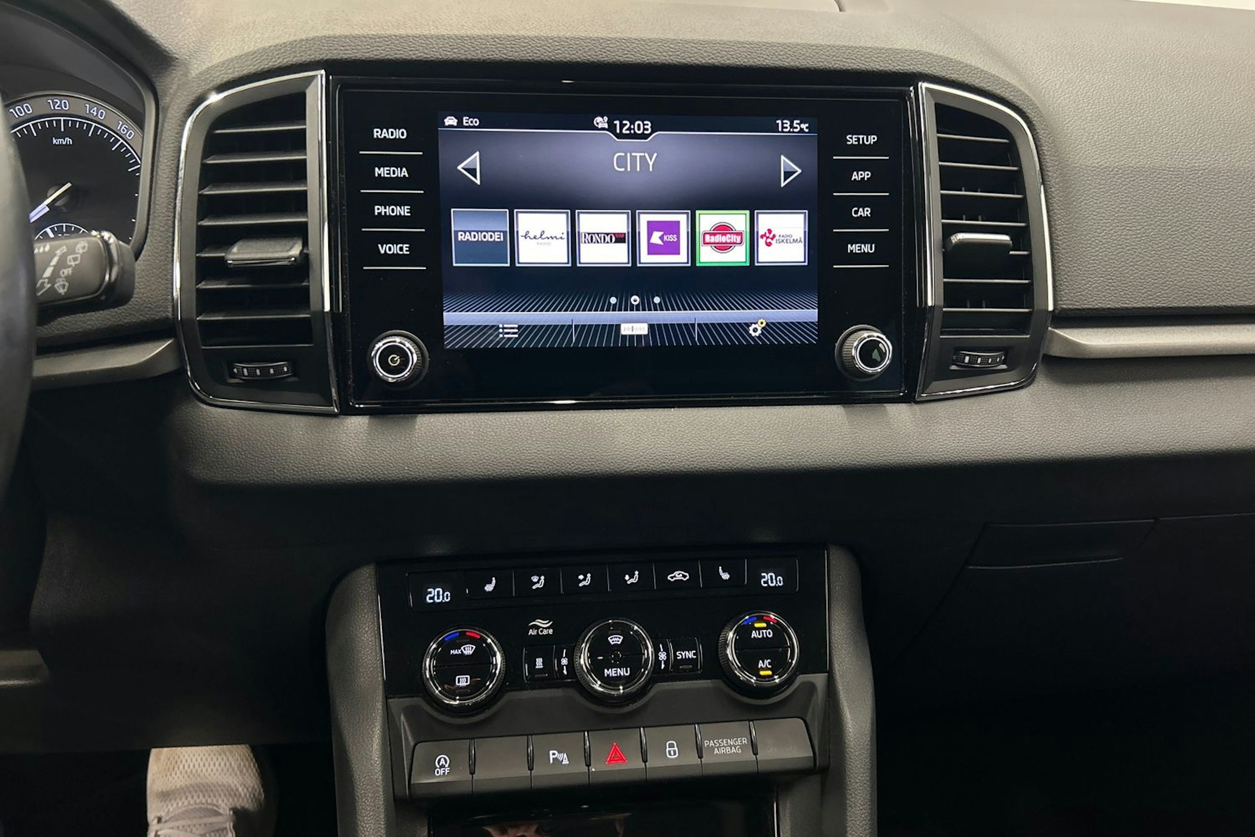 sininen Skoda Karoq 2018 kuva 22.
