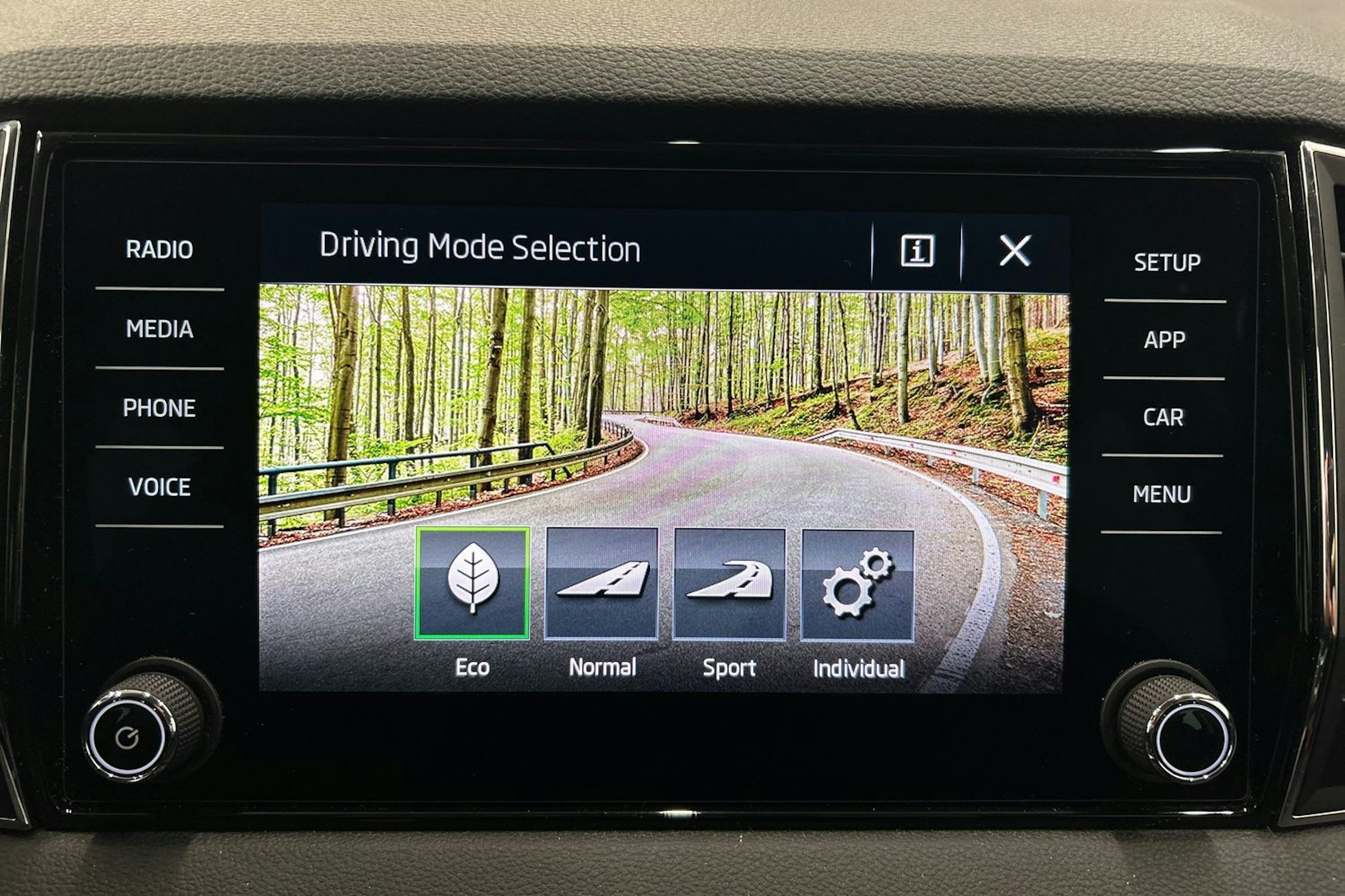 sininen Skoda Karoq 2018 kuva 25.