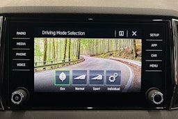 sininen Skoda Karoq 2018 kuva 25.
