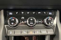sininen Skoda Karoq 2018 kuva 26.
