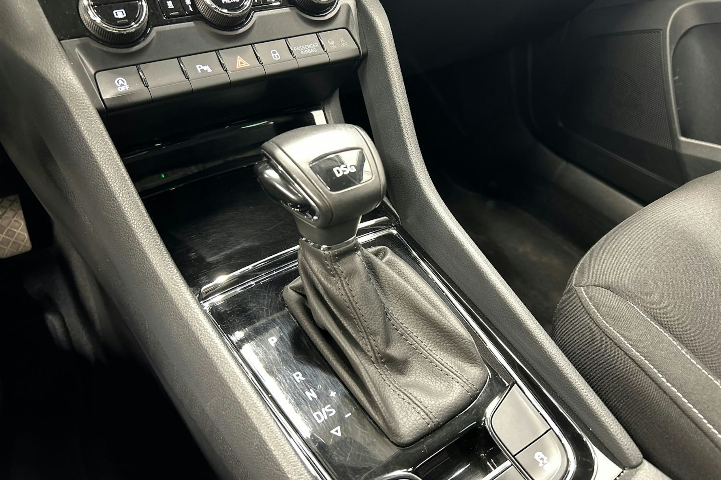 sininen Skoda Karoq 2018 kuva 27.