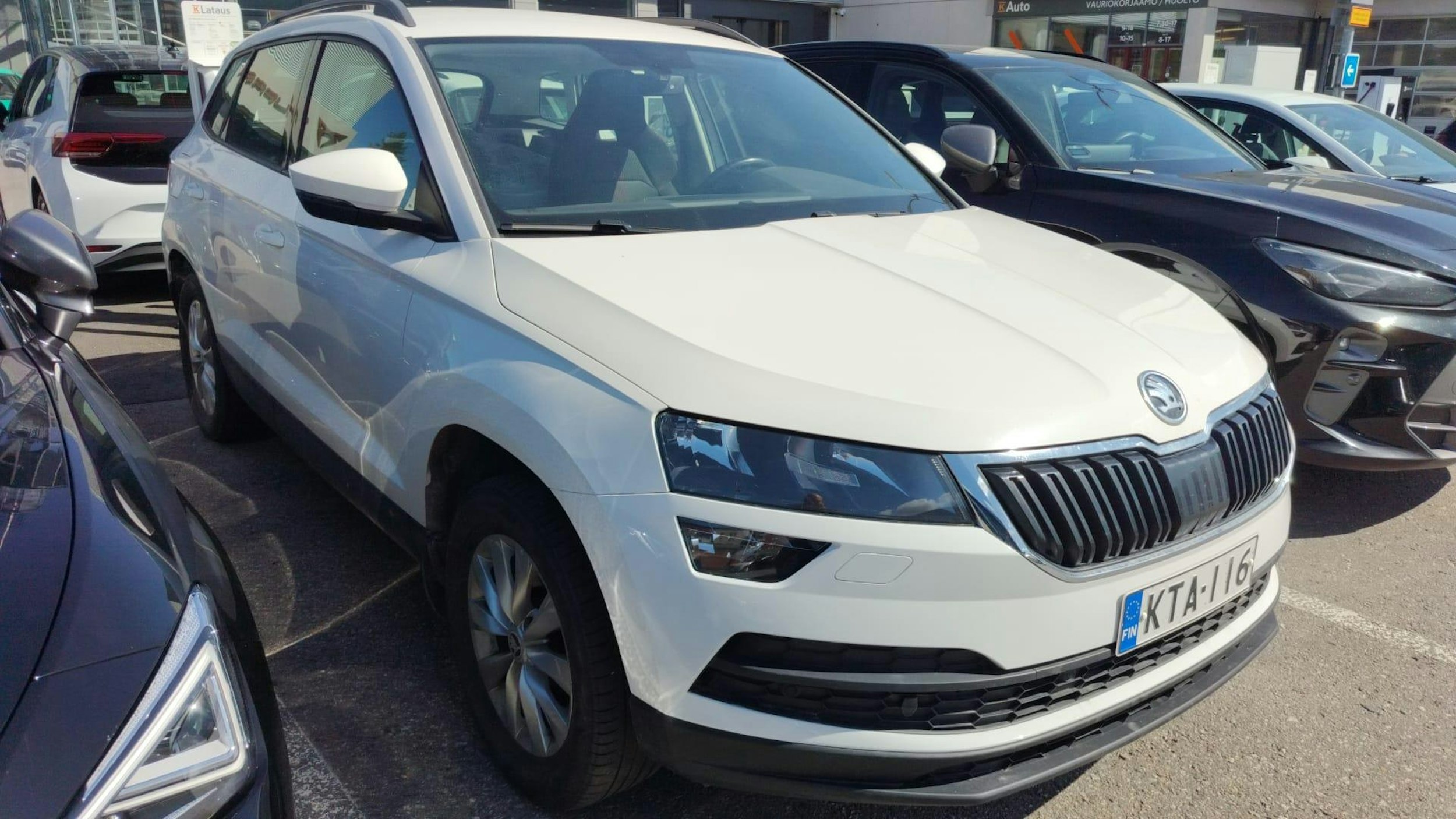 valkoinen Skoda Karoq 2018 kuva 1.