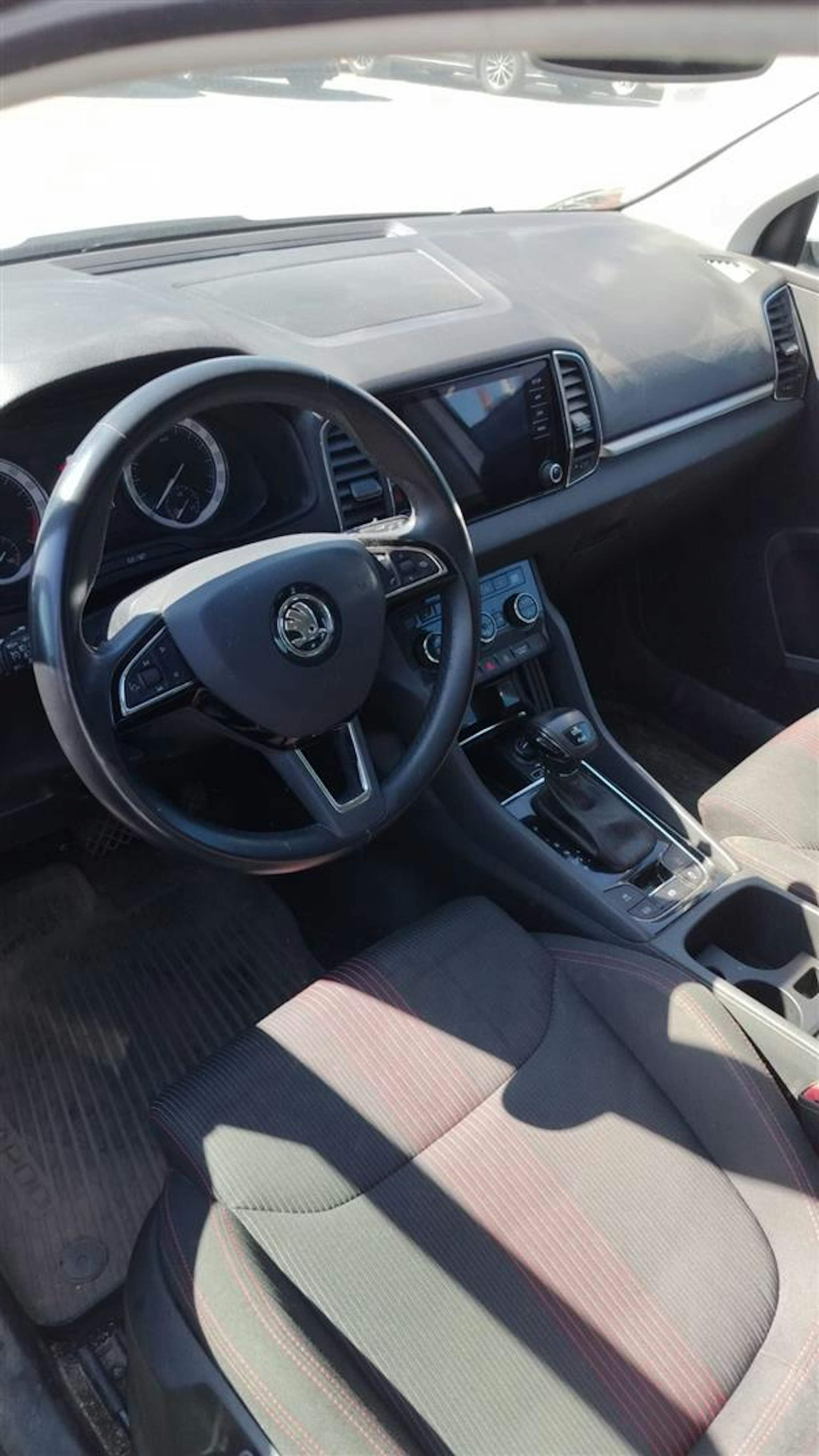valkoinen Skoda Karoq 2018 kuva 4.