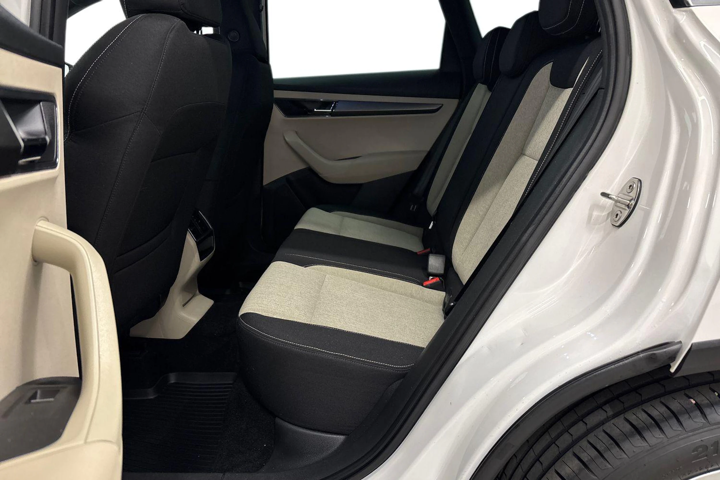 valkoinen Skoda Karoq 2018 kuva 8.