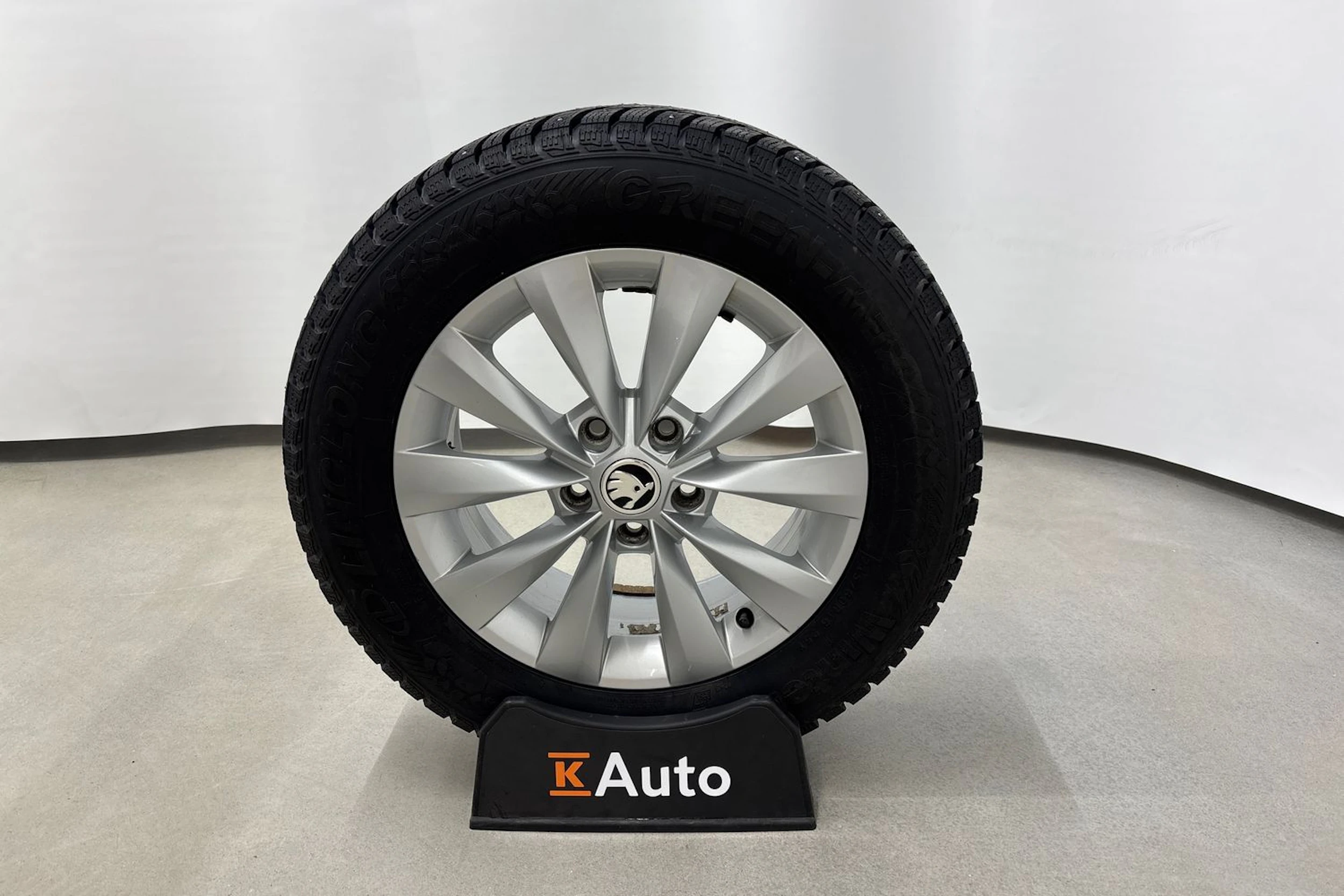 valkoinen Skoda Karoq 2018 kuva 10.