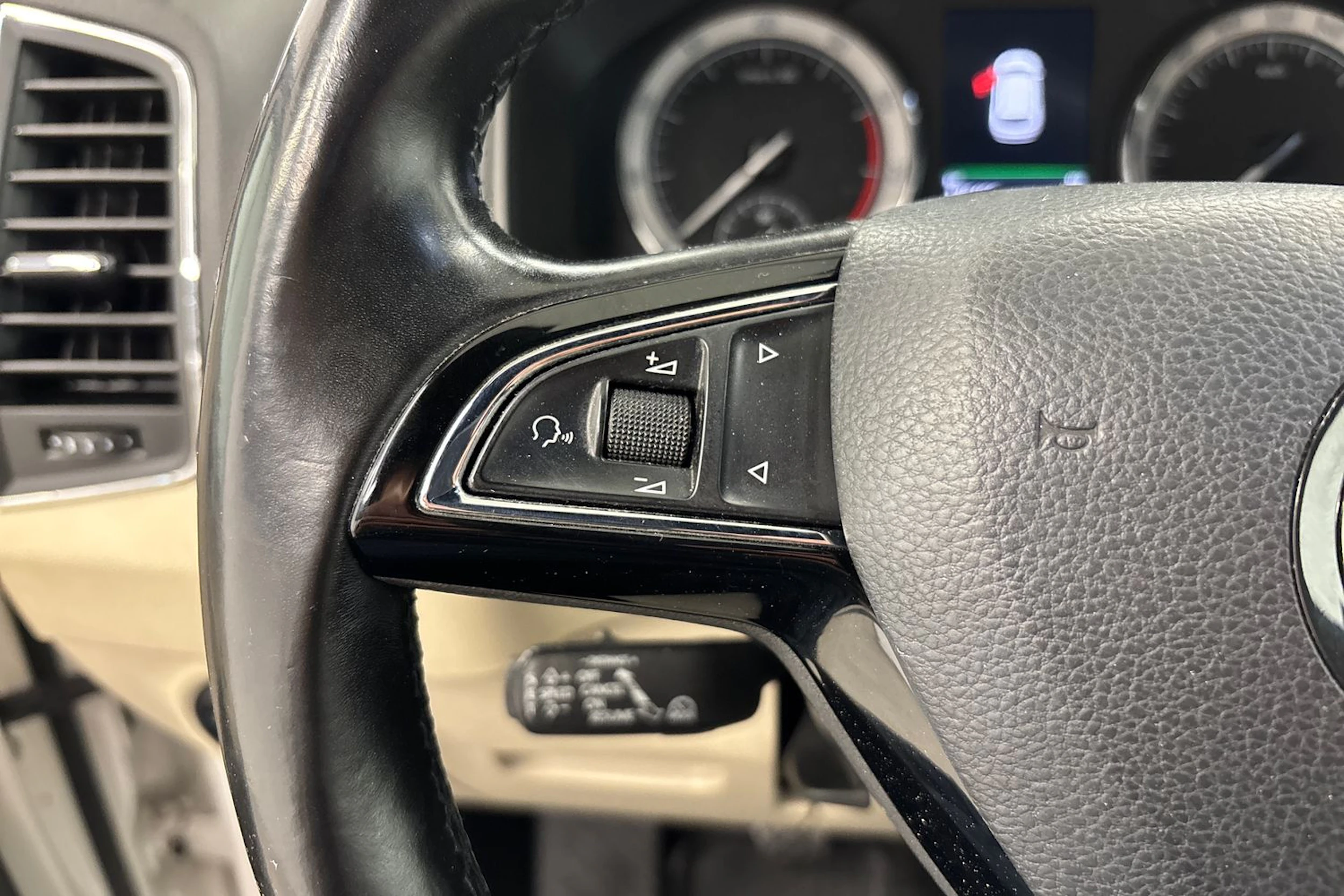 valkoinen Skoda Karoq 2018 kuva 11.