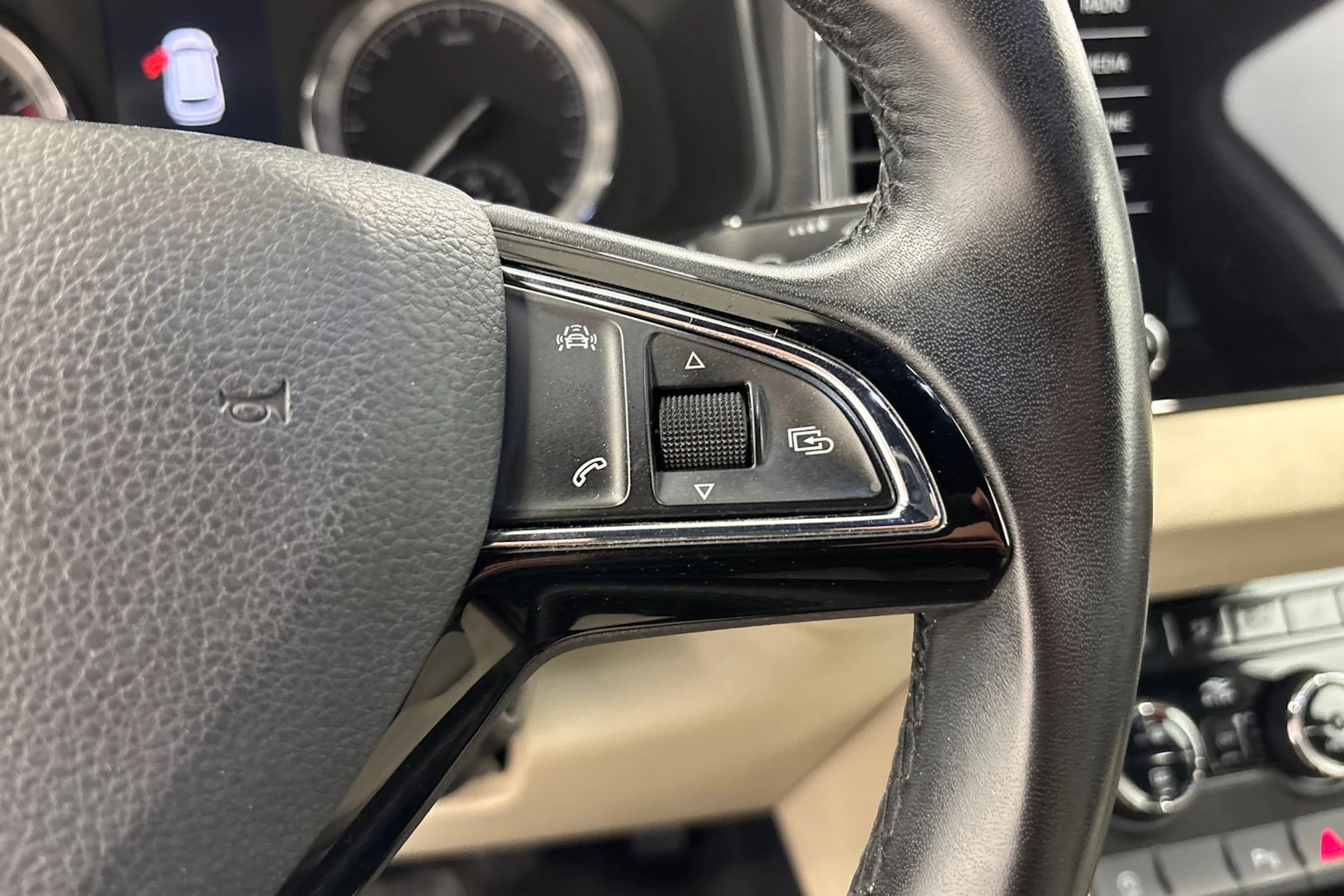 valkoinen Skoda Karoq 2018 kuva 12.