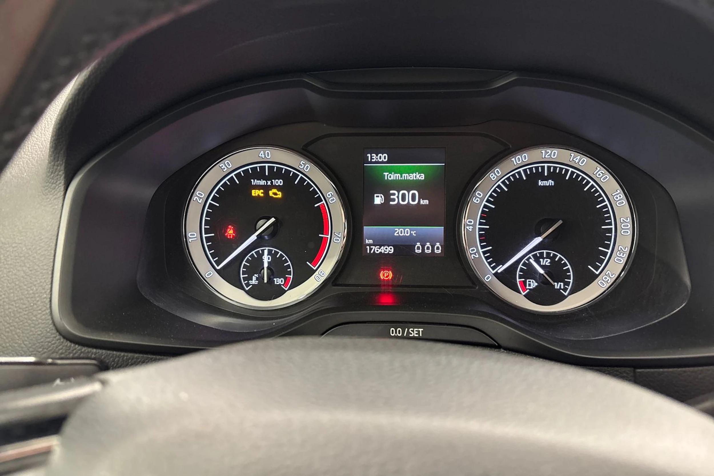 valkoinen Skoda Karoq 2018 kuva 13.