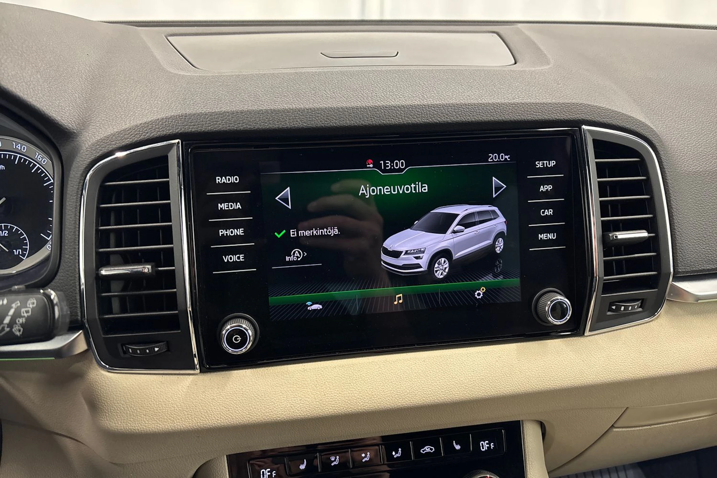 valkoinen Skoda Karoq 2018 kuva 14.