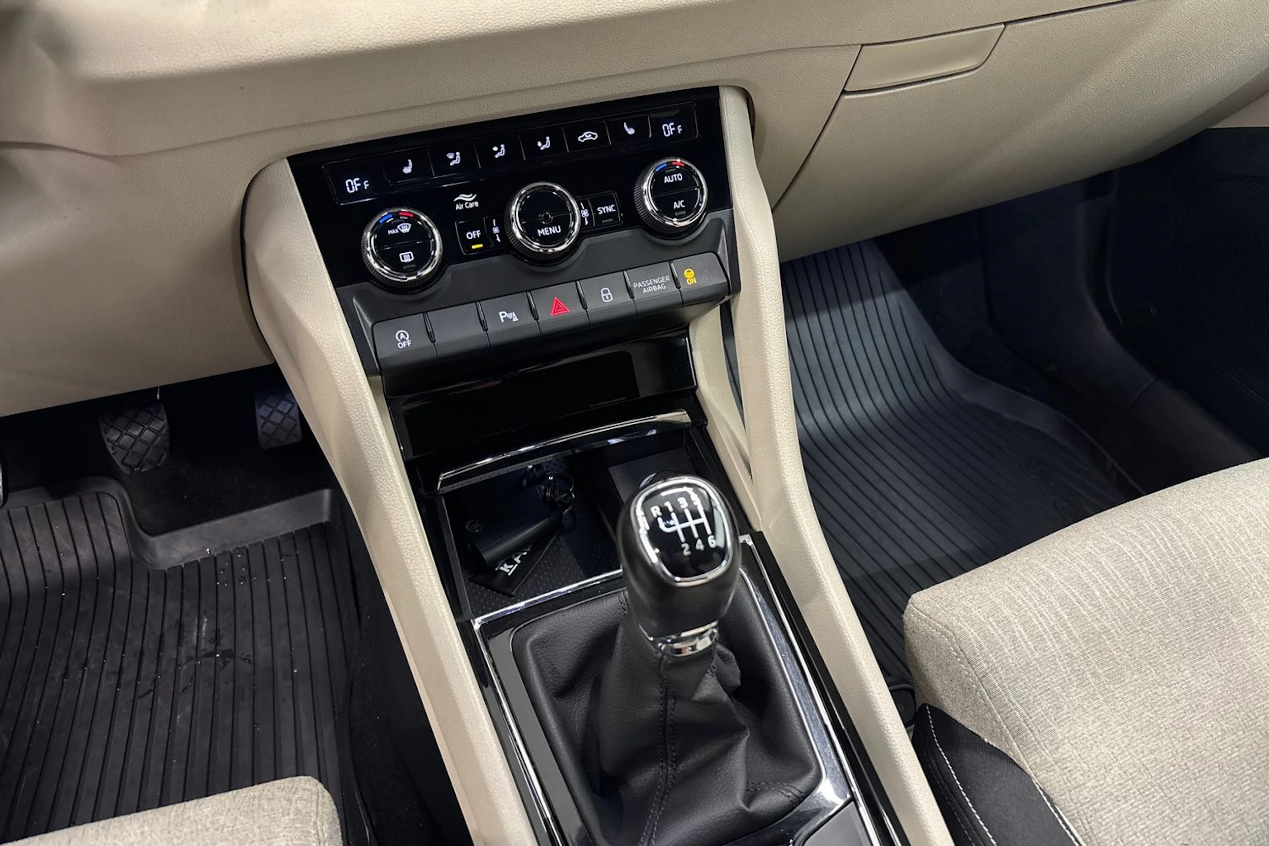 valkoinen Skoda Karoq 2018 kuva 16.