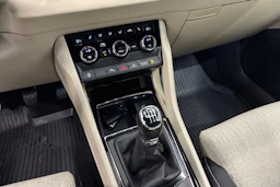 valkoinen Skoda Karoq 2018 kuva 16.