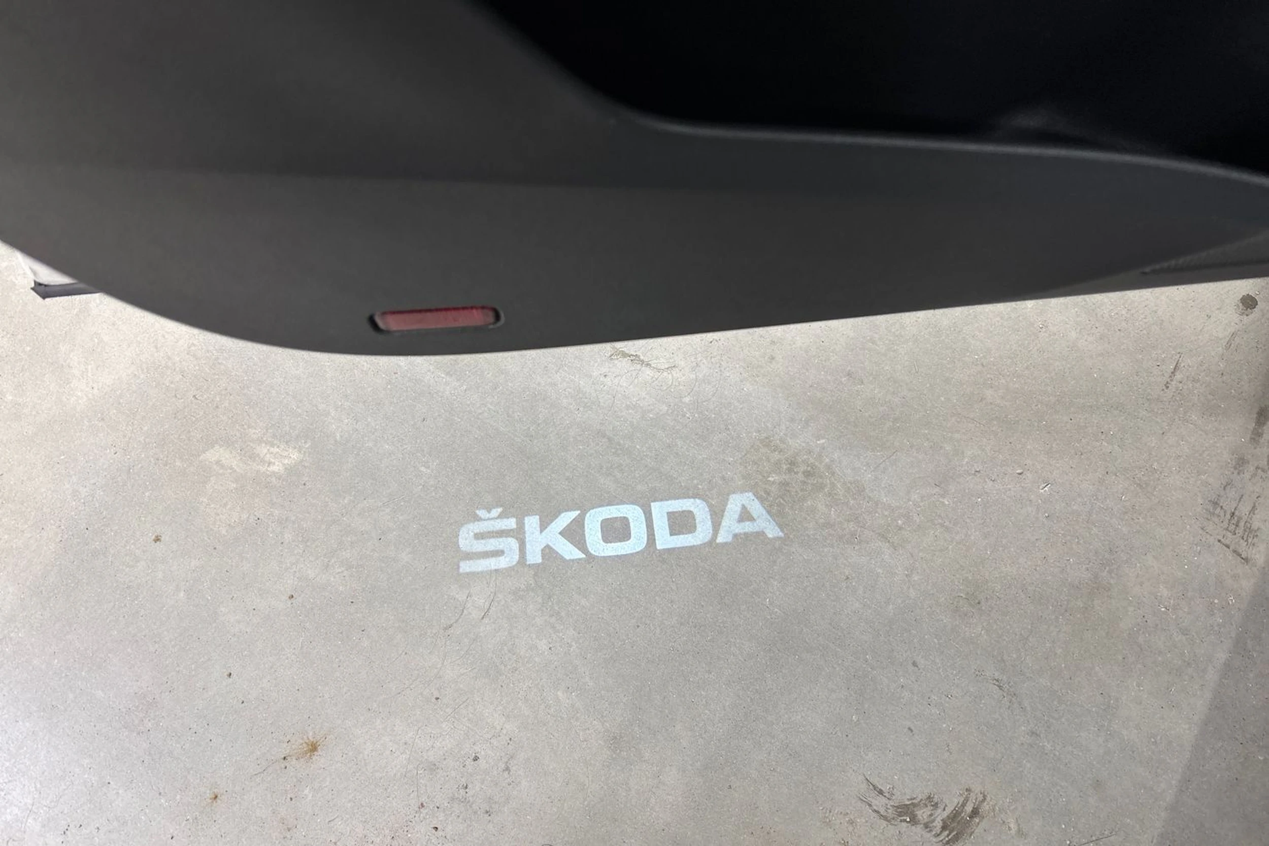 valkoinen Skoda Karoq 2018 kuva 17.
