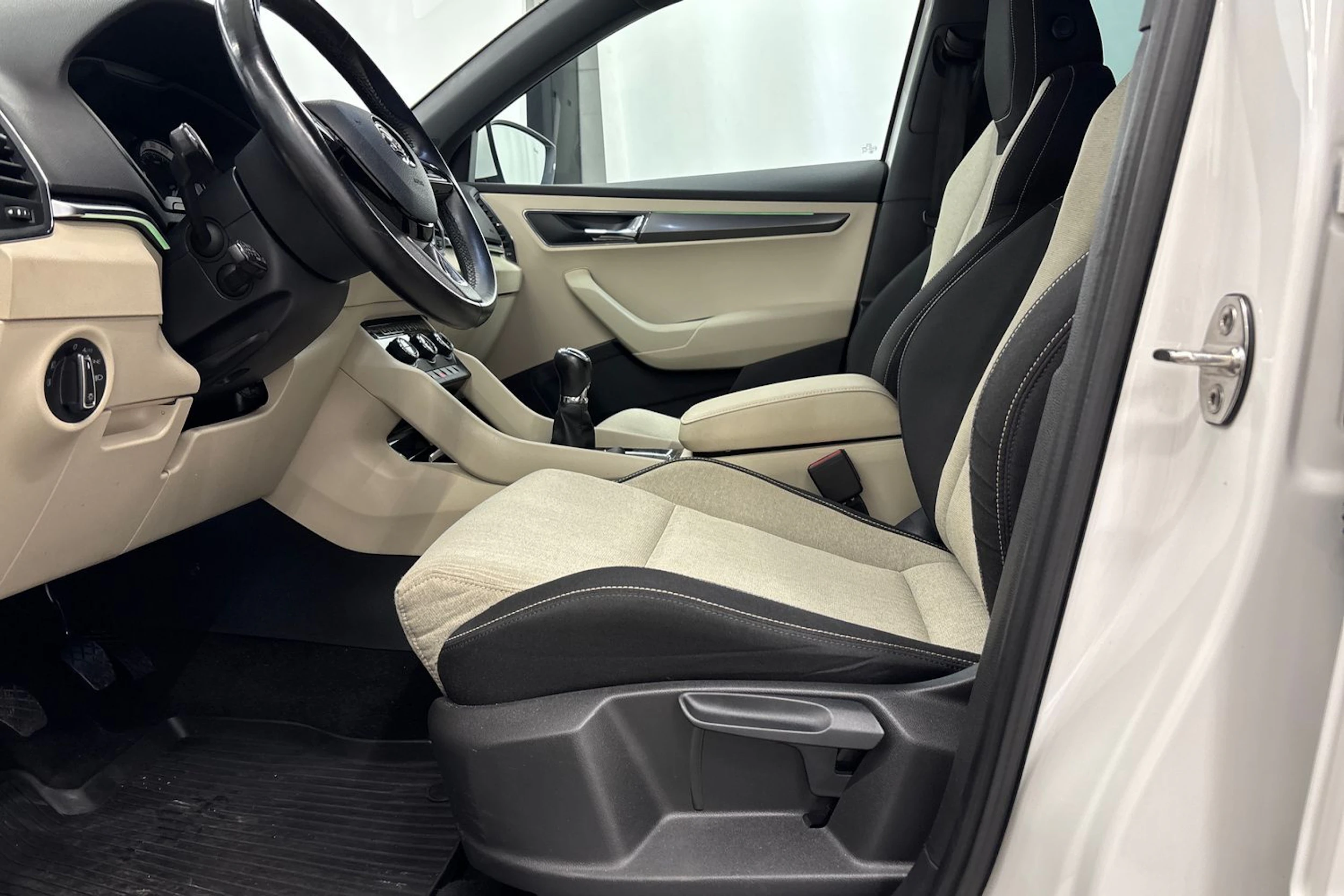 valkoinen Skoda Karoq 2018 kuva 18.