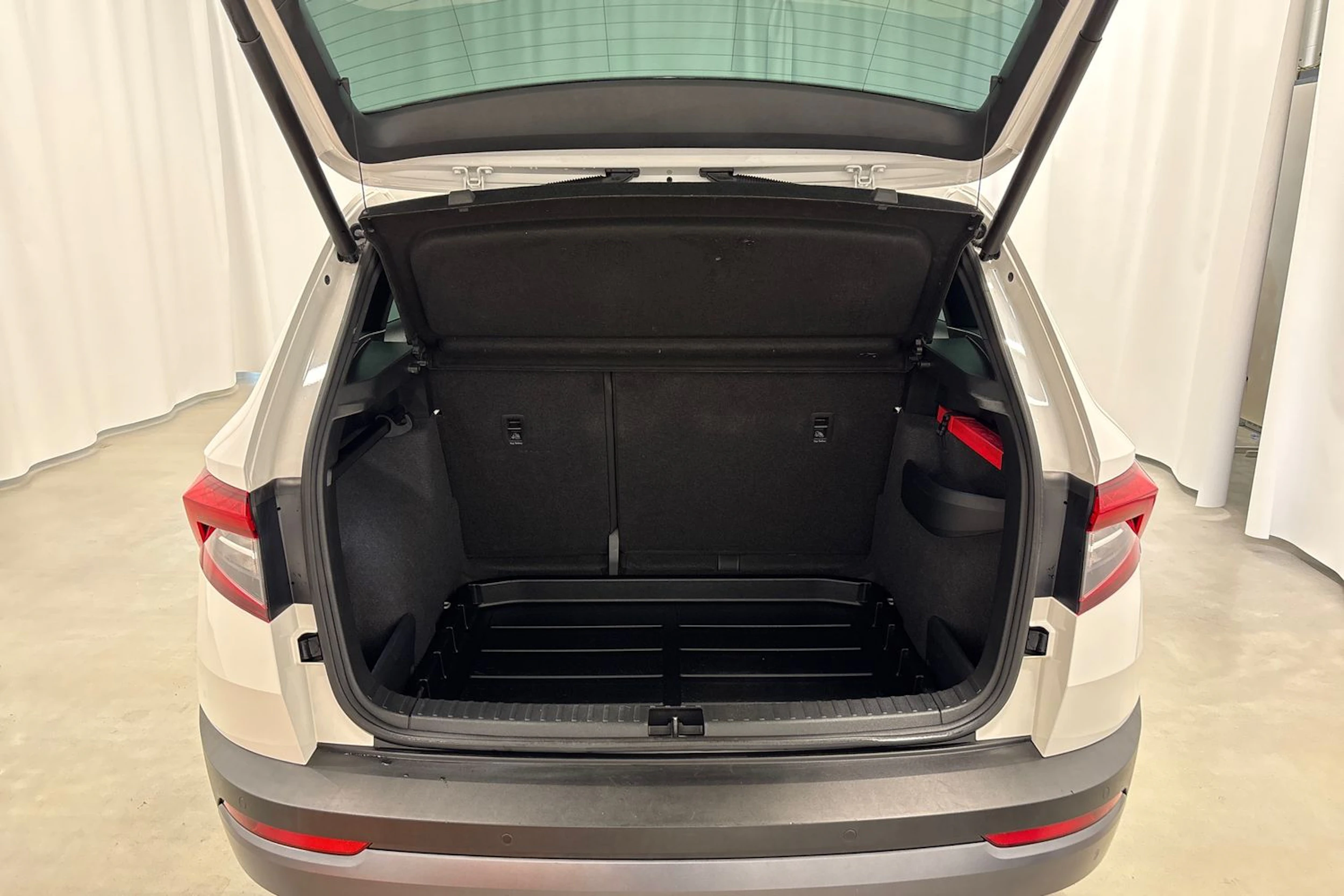 valkoinen Skoda Karoq 2018 kuva 19.
