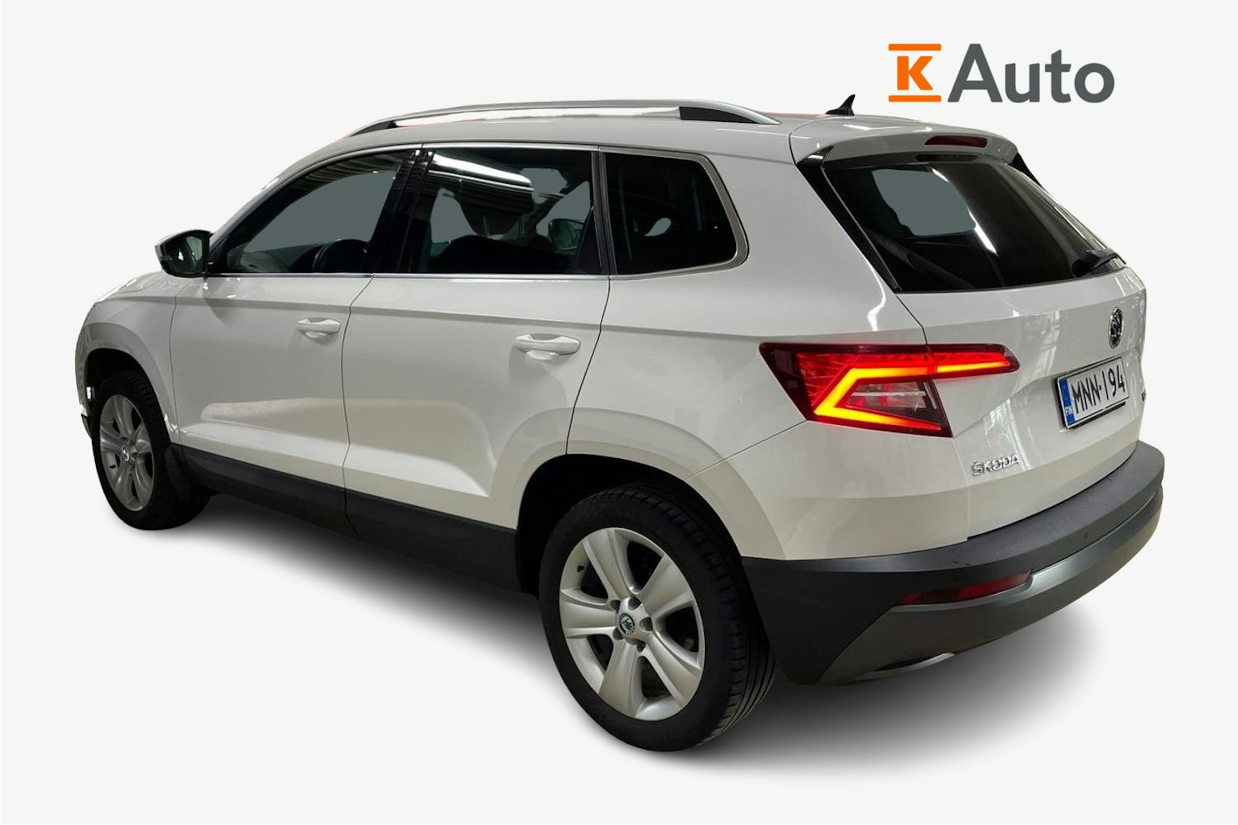 valkoinen Skoda Karoq 2018 kuva 2.
