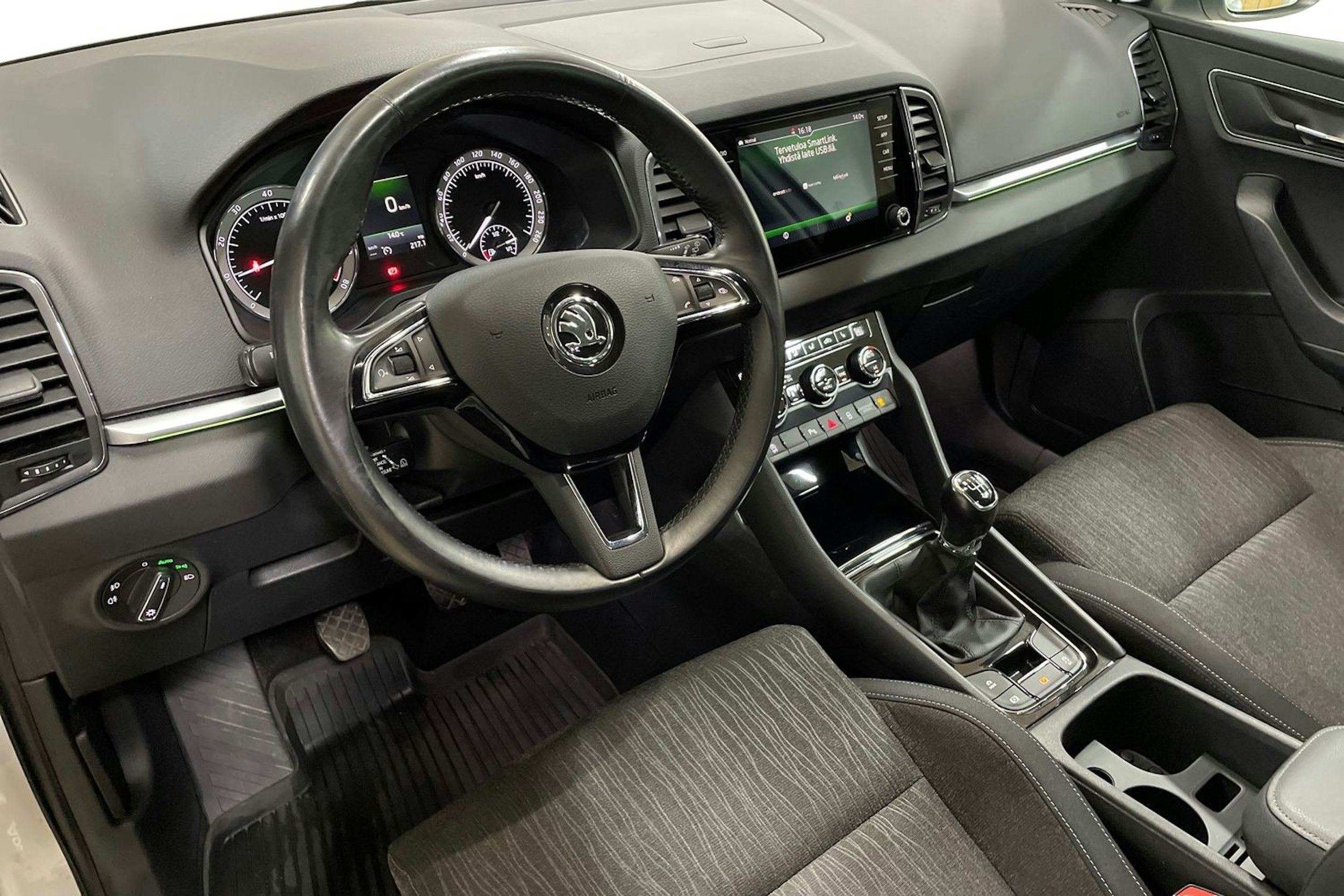 valkoinen Skoda Karoq 2018 kuva 7.