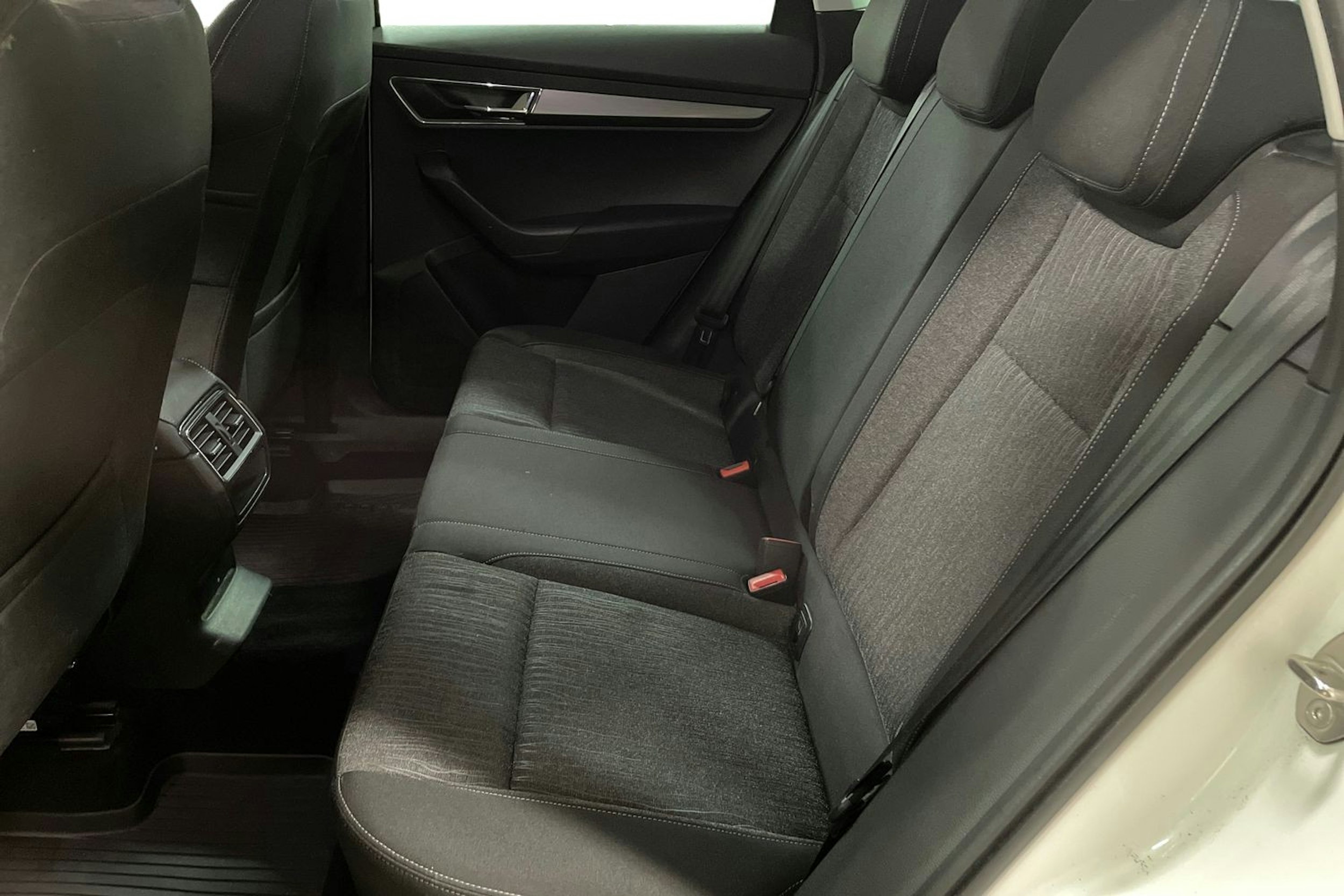 valkoinen Skoda Karoq 2018 kuva 10.