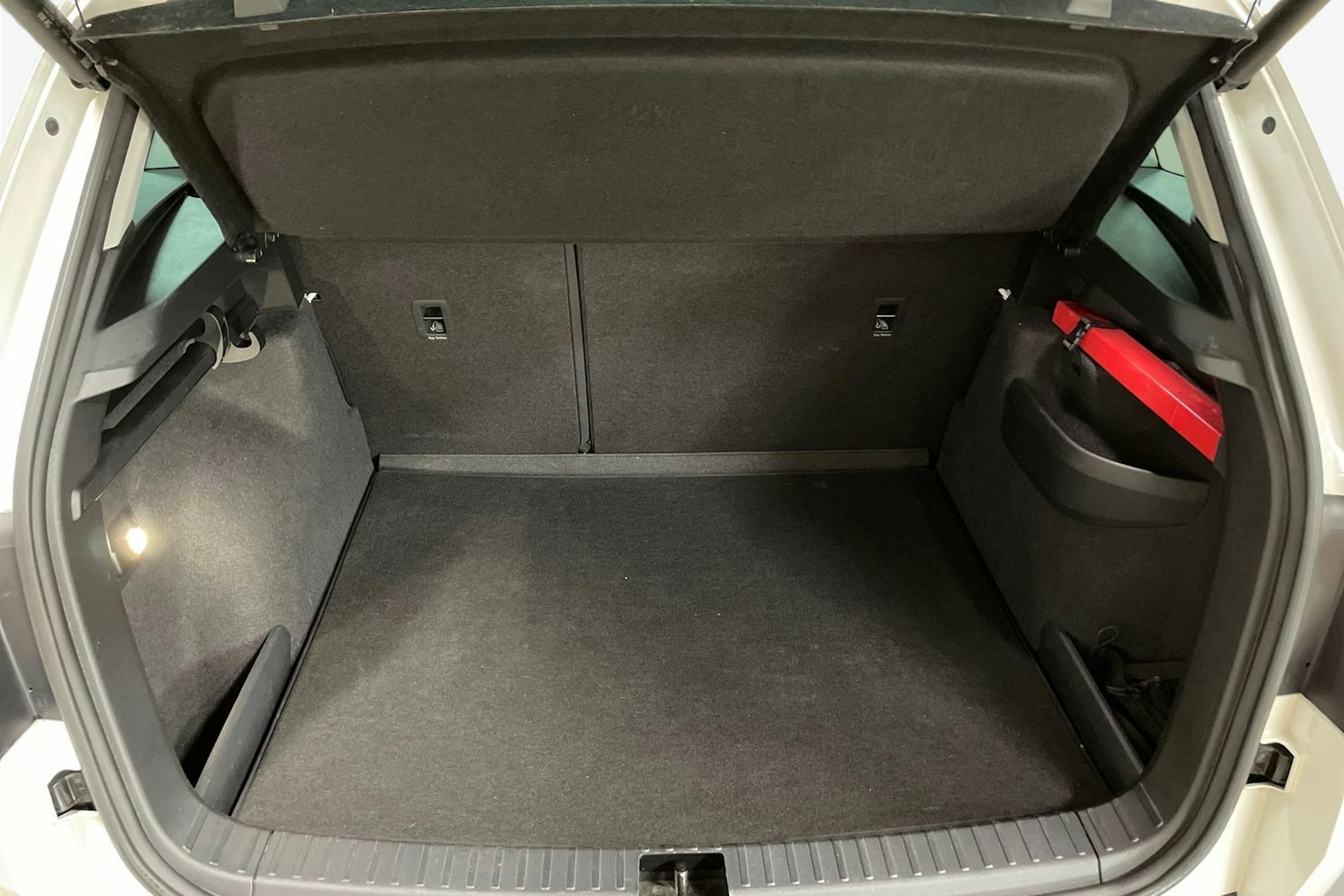 valkoinen Skoda Karoq 2018 kuva 11.