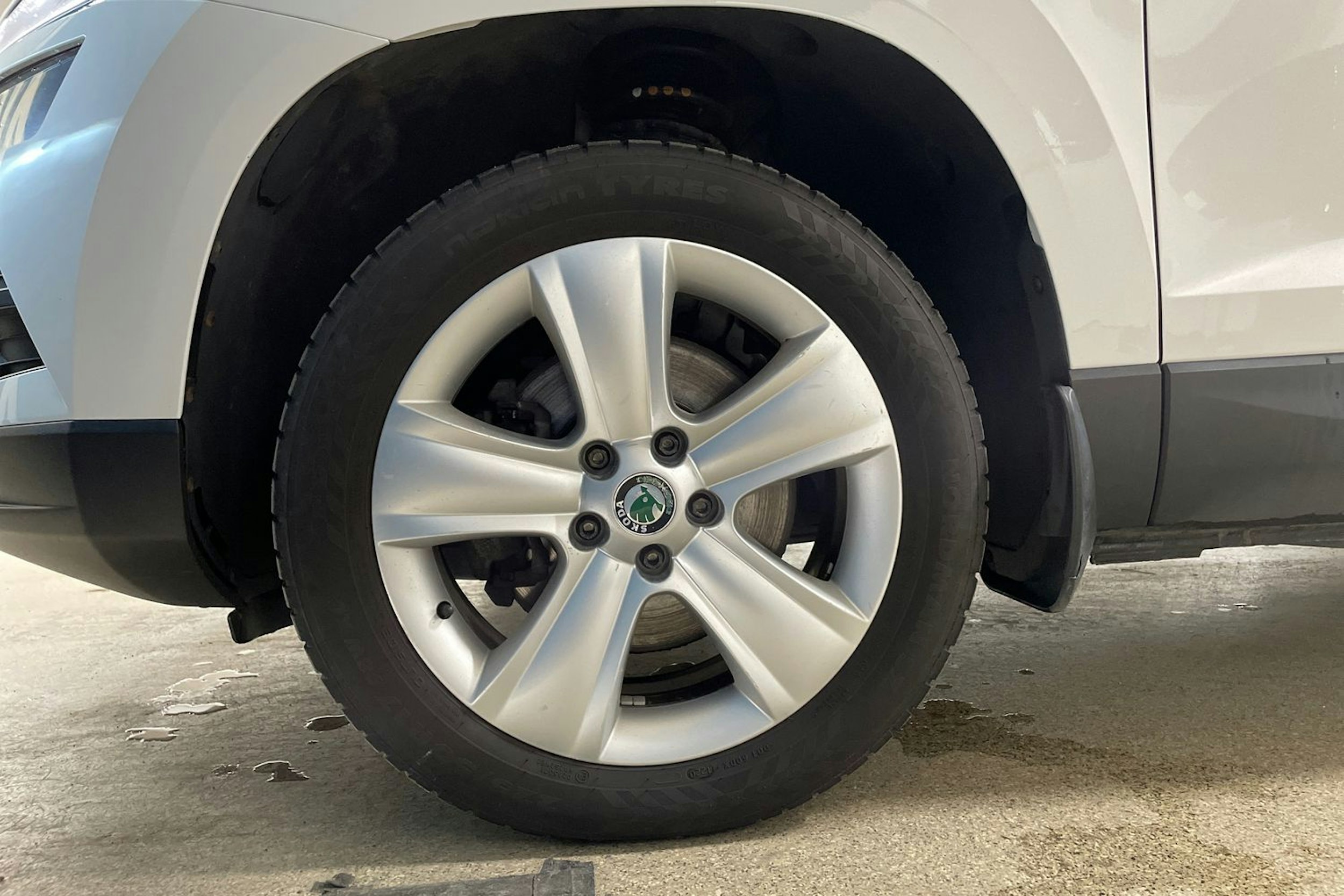valkoinen Skoda Karoq 2018 kuva 13.
