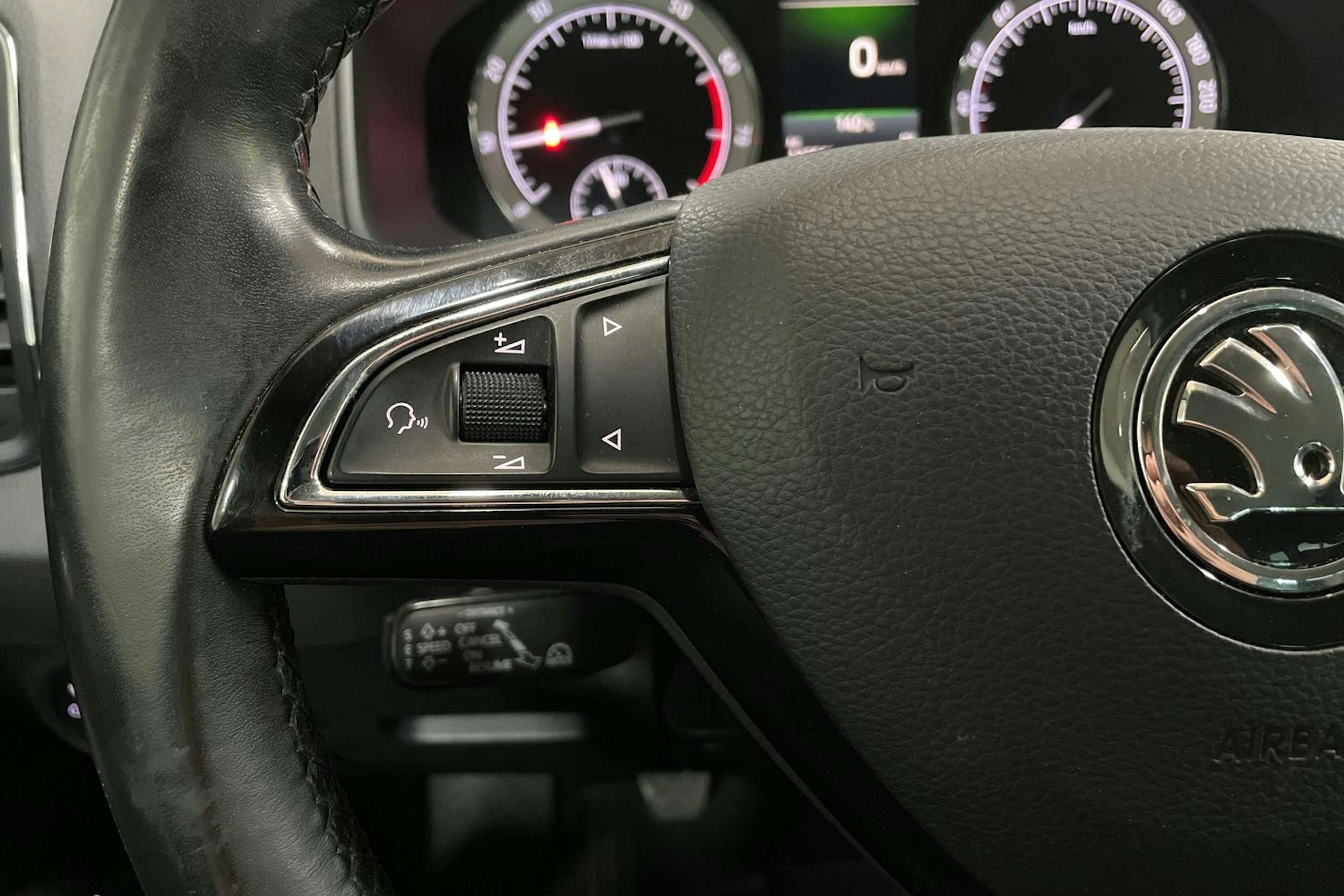 valkoinen Skoda Karoq 2018 kuva 16.