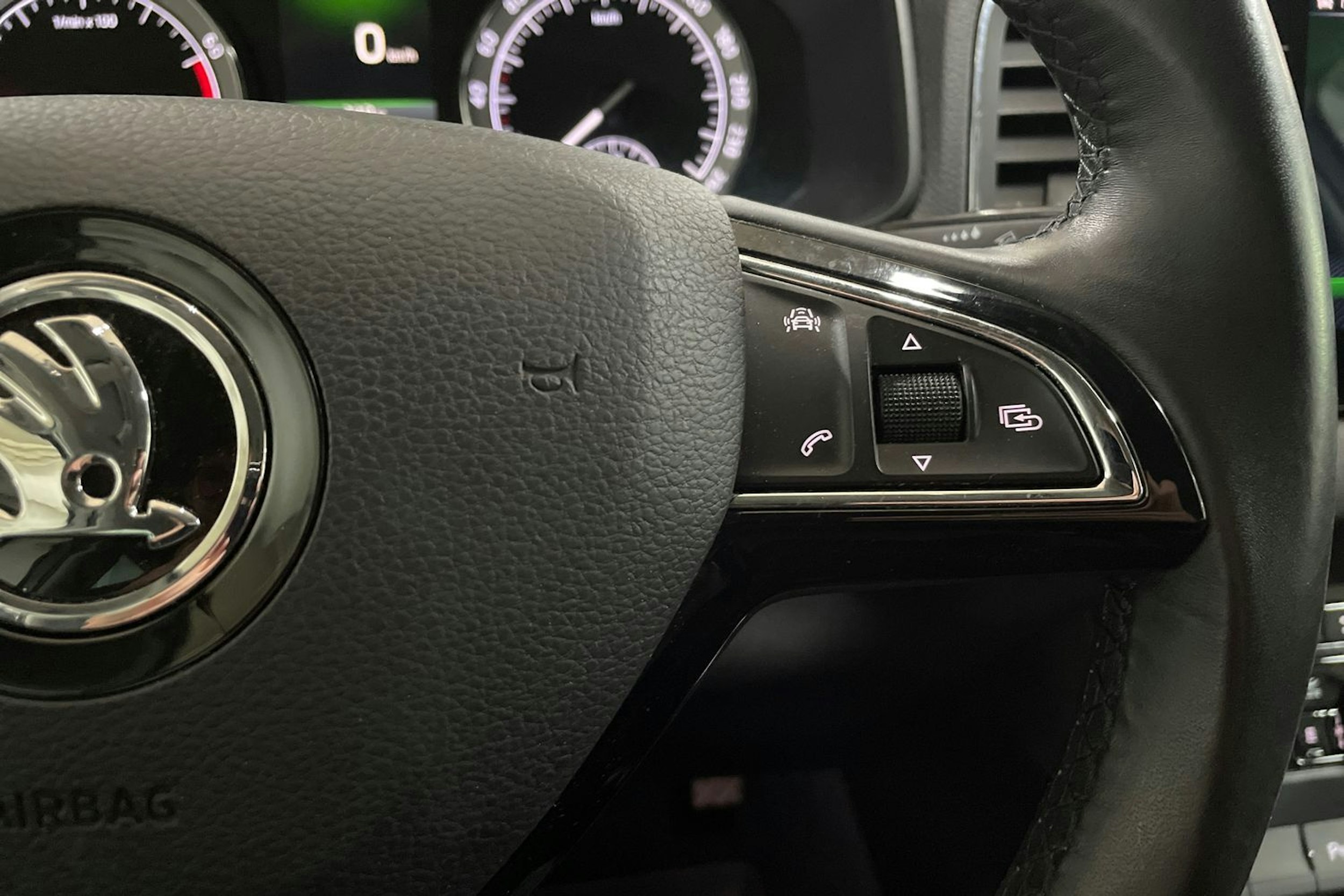 valkoinen Skoda Karoq 2018 kuva 17.