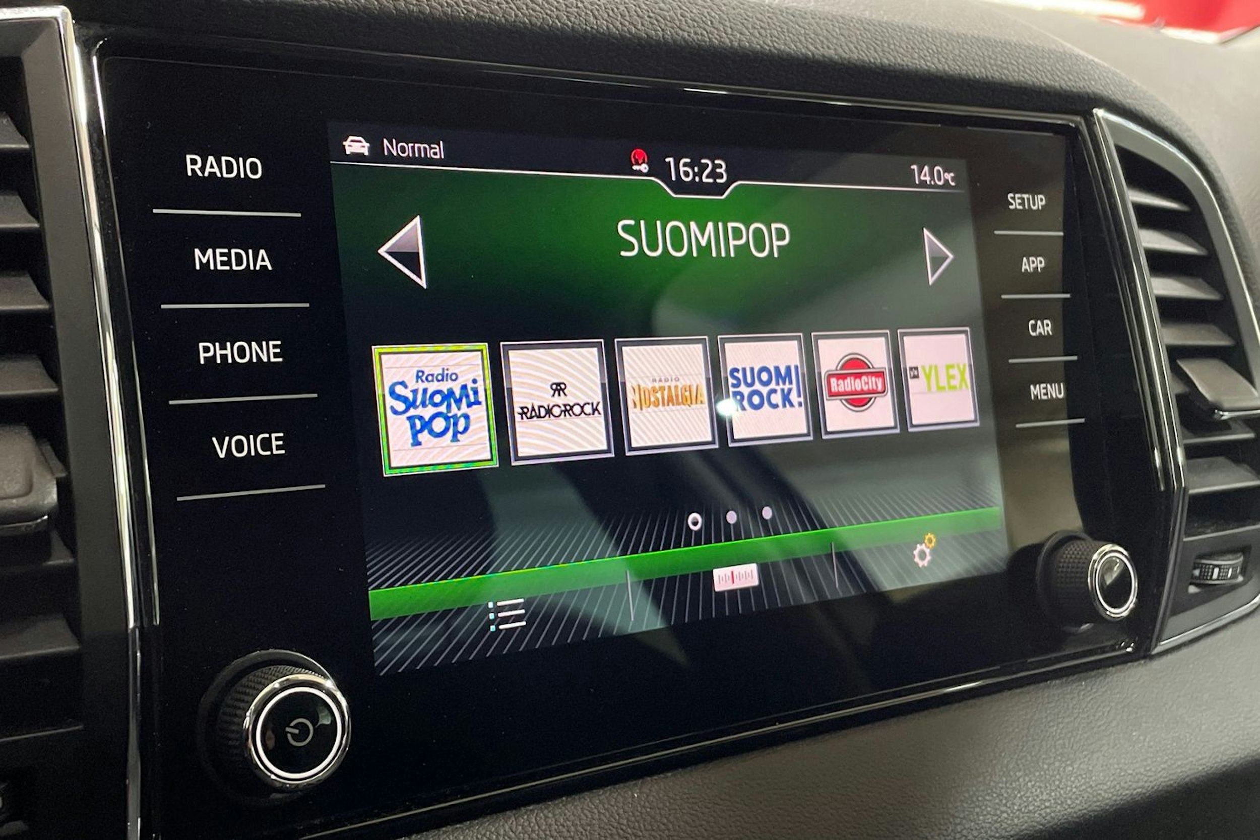 valkoinen Skoda Karoq 2018 kuva 19.