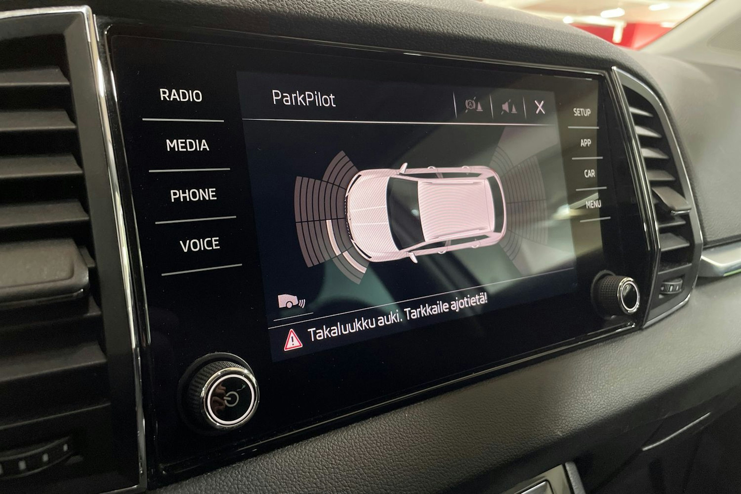 valkoinen Skoda Karoq 2018 kuva 20.