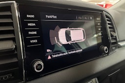 valkoinen Skoda Karoq 2018 kuva 20.