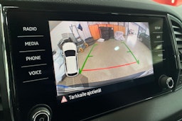 valkoinen Skoda Karoq 2018 kuva 21.