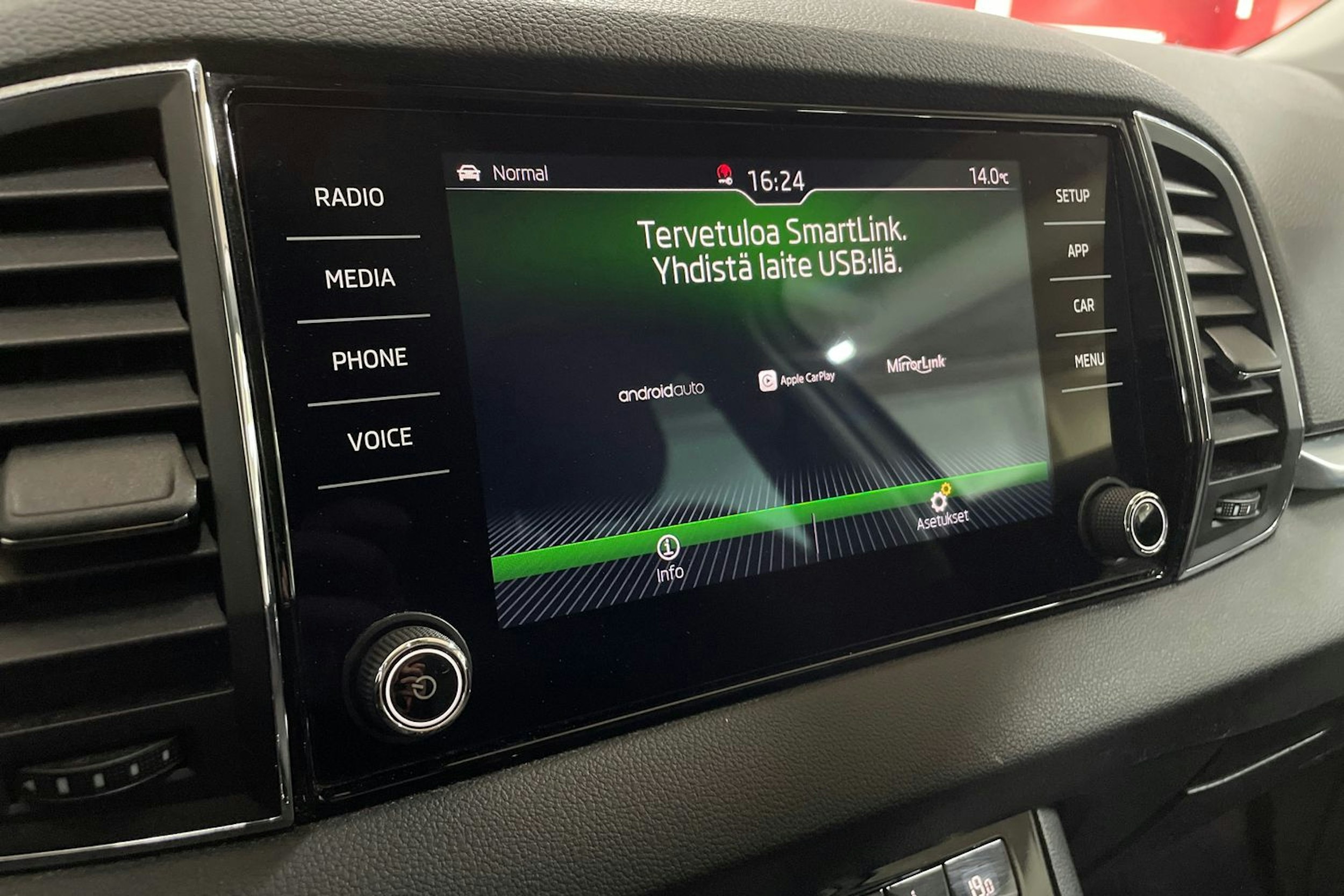 valkoinen Skoda Karoq 2018 kuva 23.