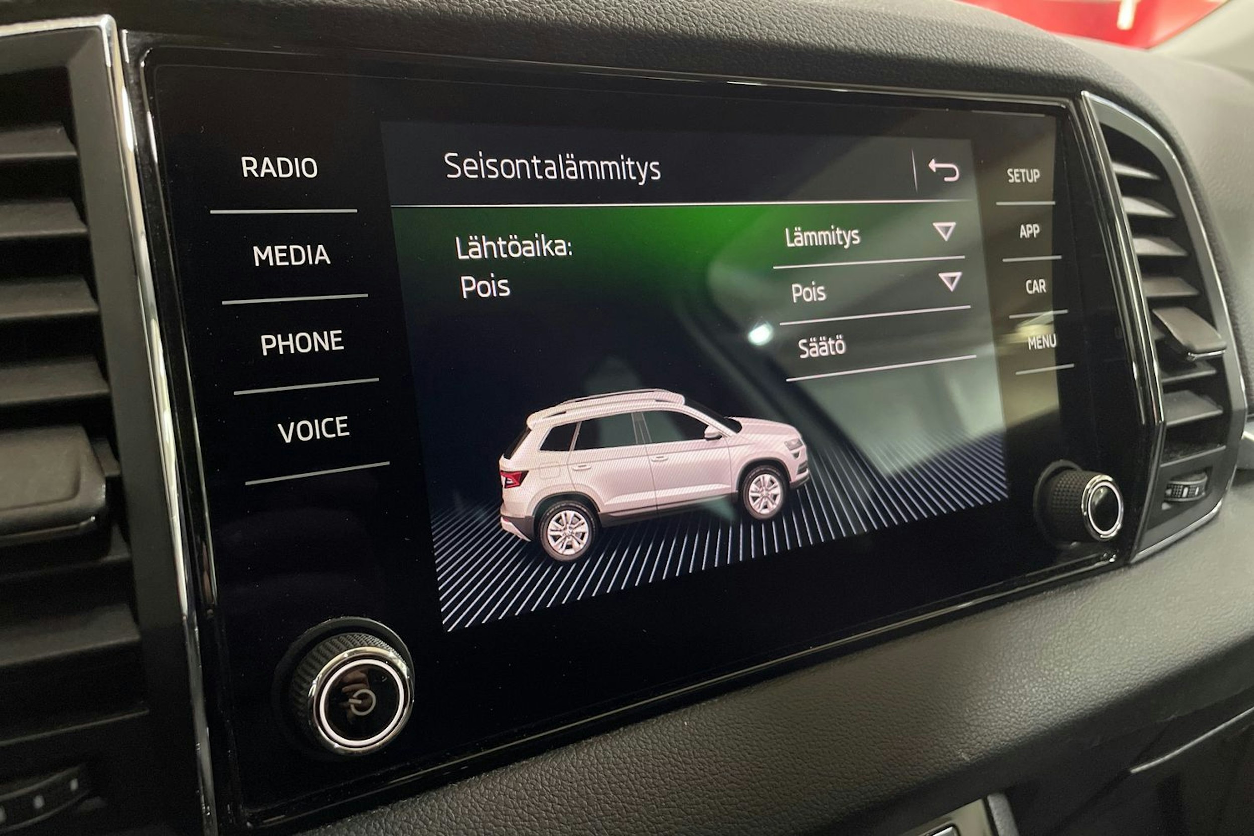valkoinen Skoda Karoq 2018 kuva 24.