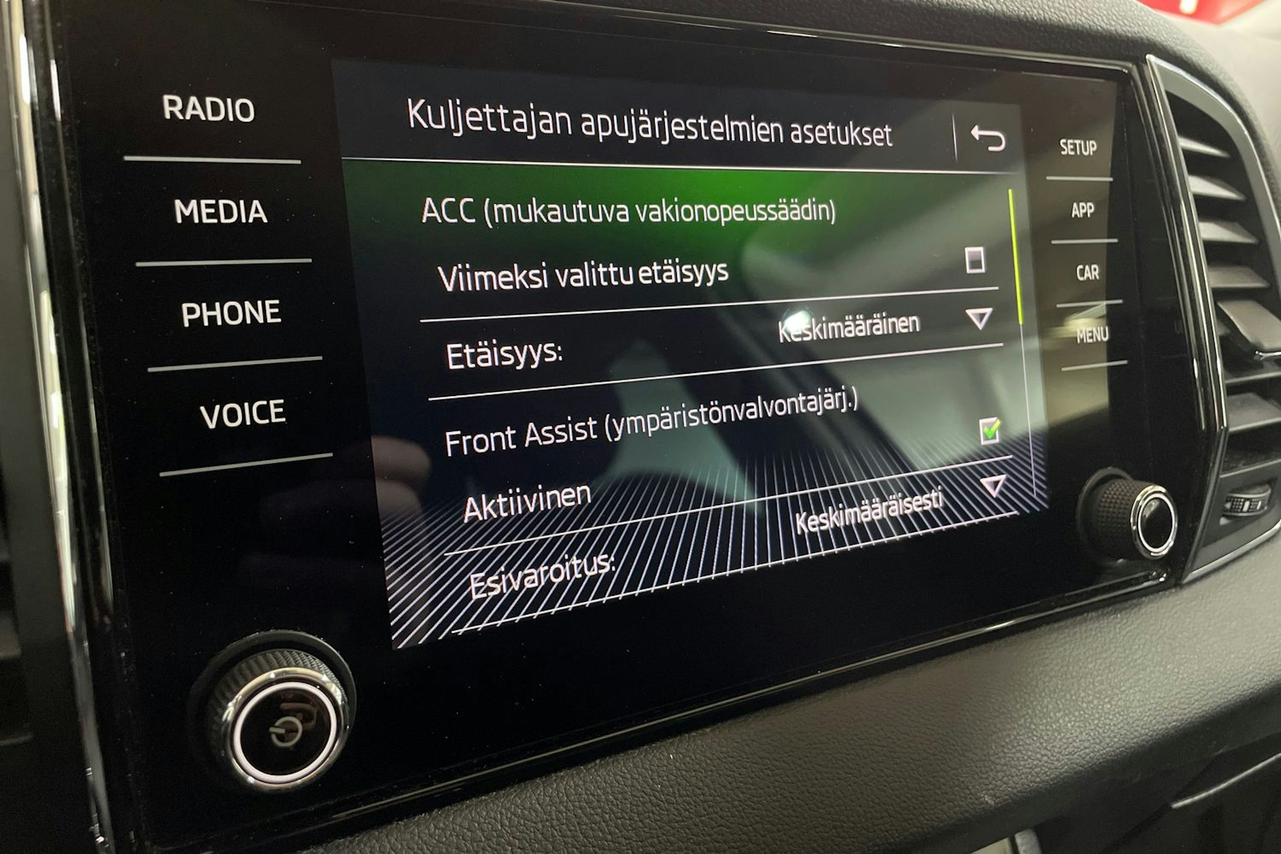 valkoinen Skoda Karoq 2018 kuva 25.