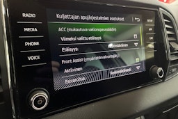 valkoinen Skoda Karoq 2018 kuva 25.