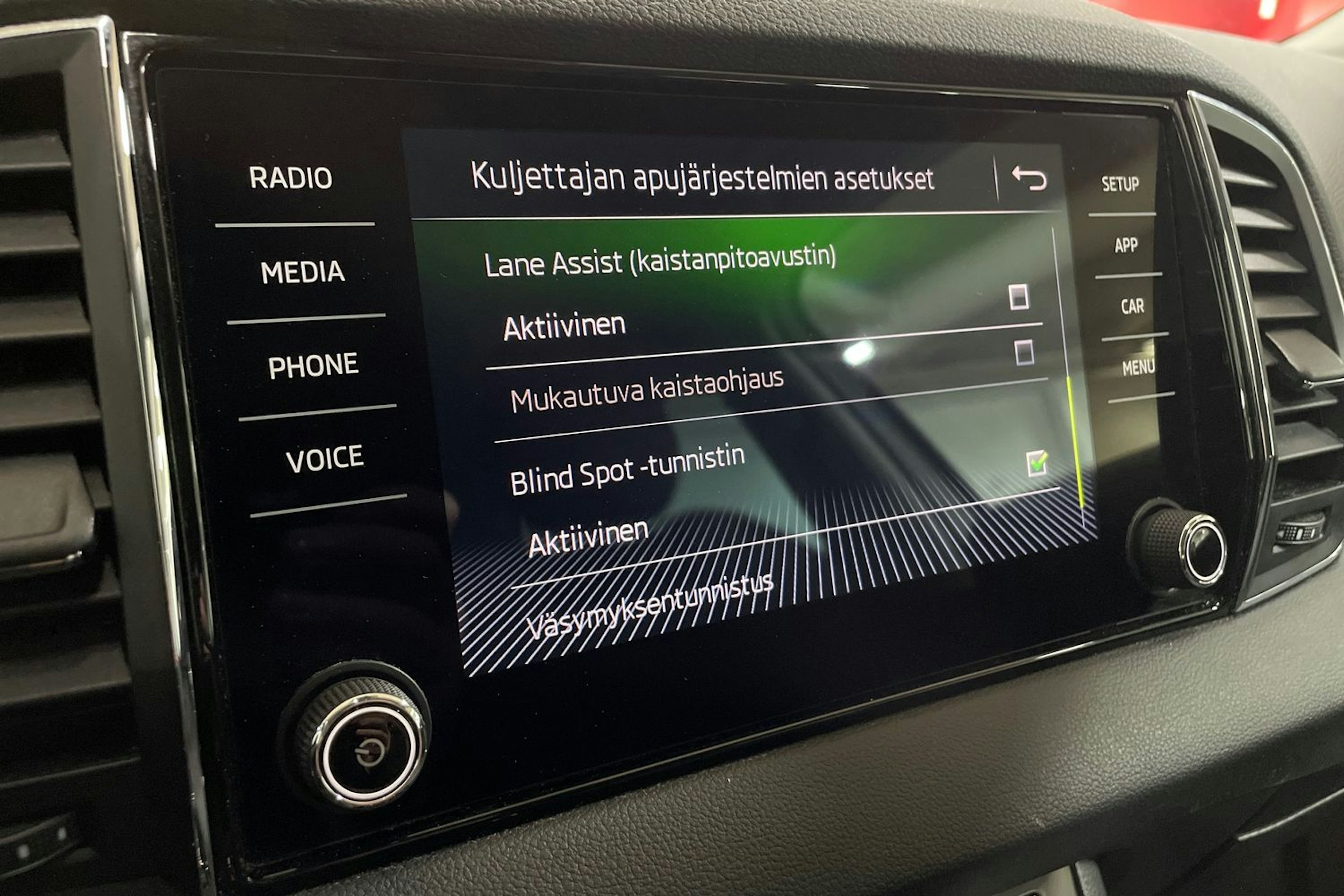 valkoinen Skoda Karoq 2018 kuva 26.