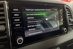 valkoinen Skoda Karoq 2018 kuva 26.