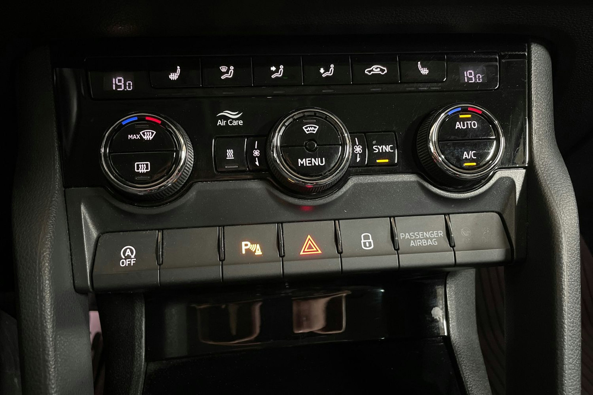 valkoinen Skoda Karoq 2018 kuva 27.