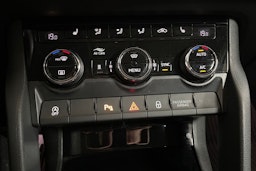 valkoinen Skoda Karoq 2018 kuva 27.