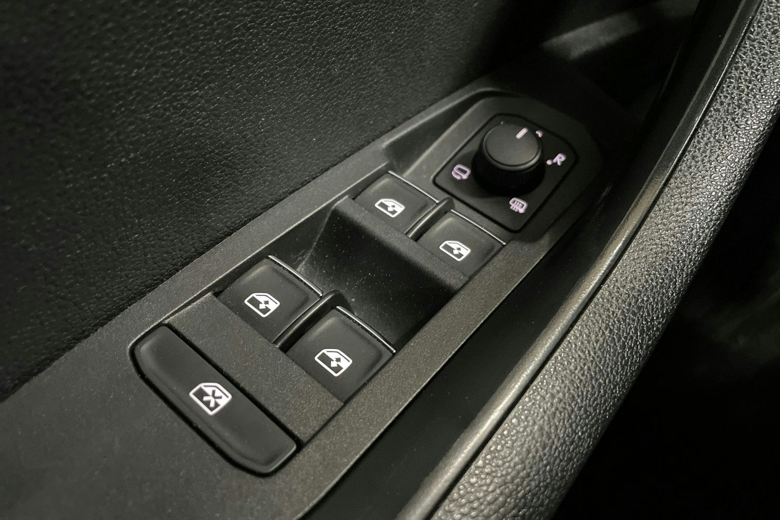 valkoinen Skoda Karoq 2018 kuva 29.