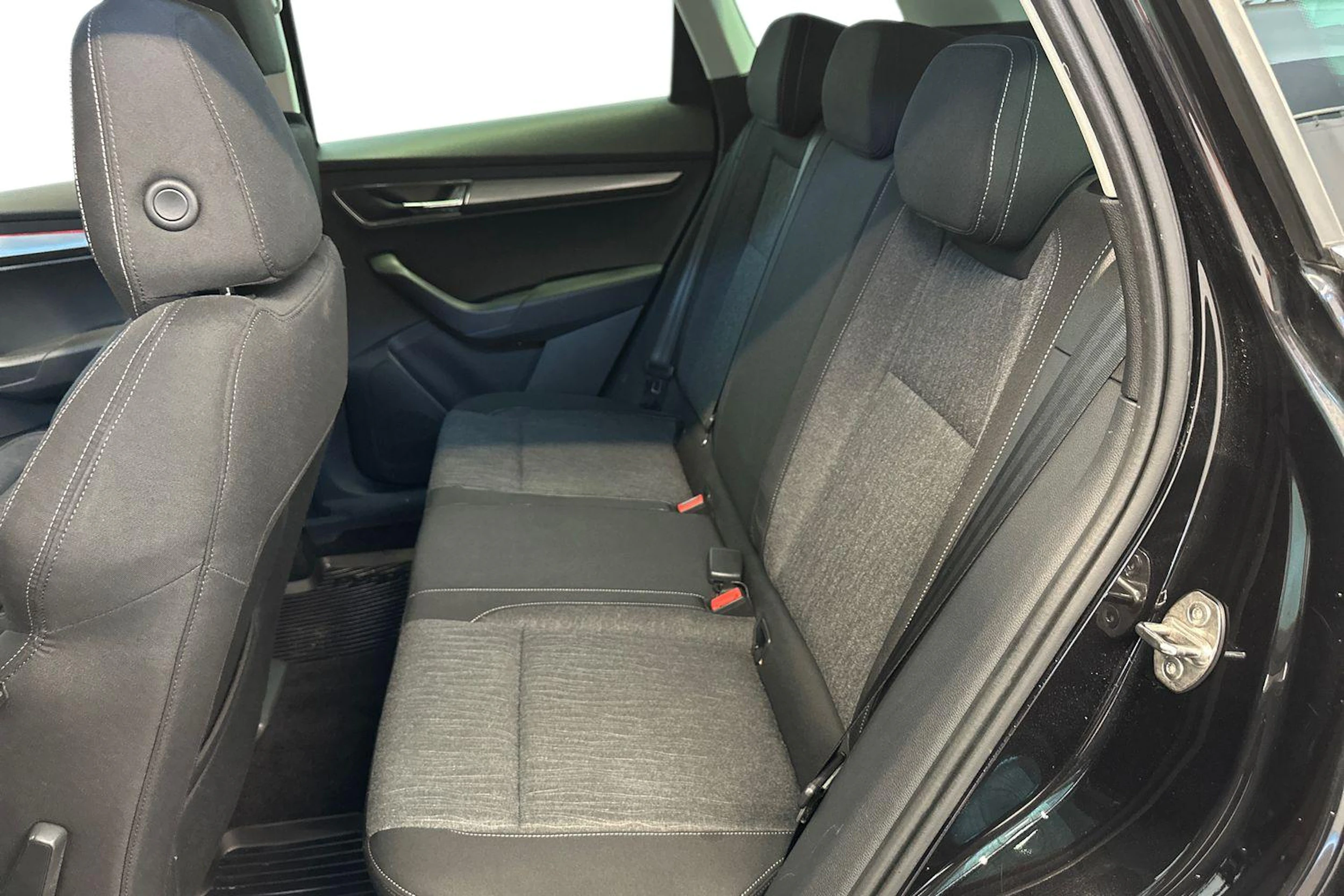 musta Skoda Karoq 2018 kuva 8.