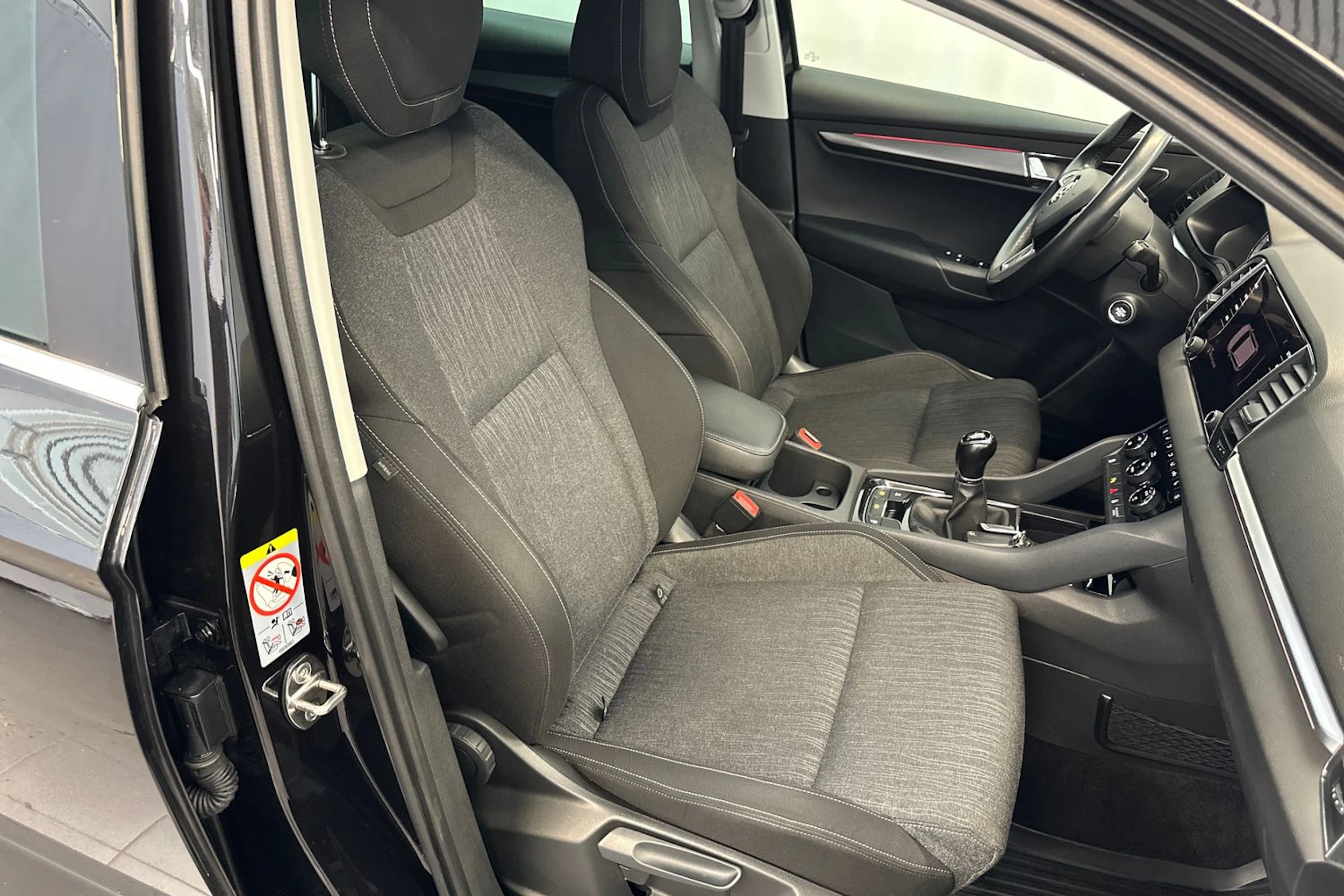 musta Skoda Karoq 2018 kuva 11.