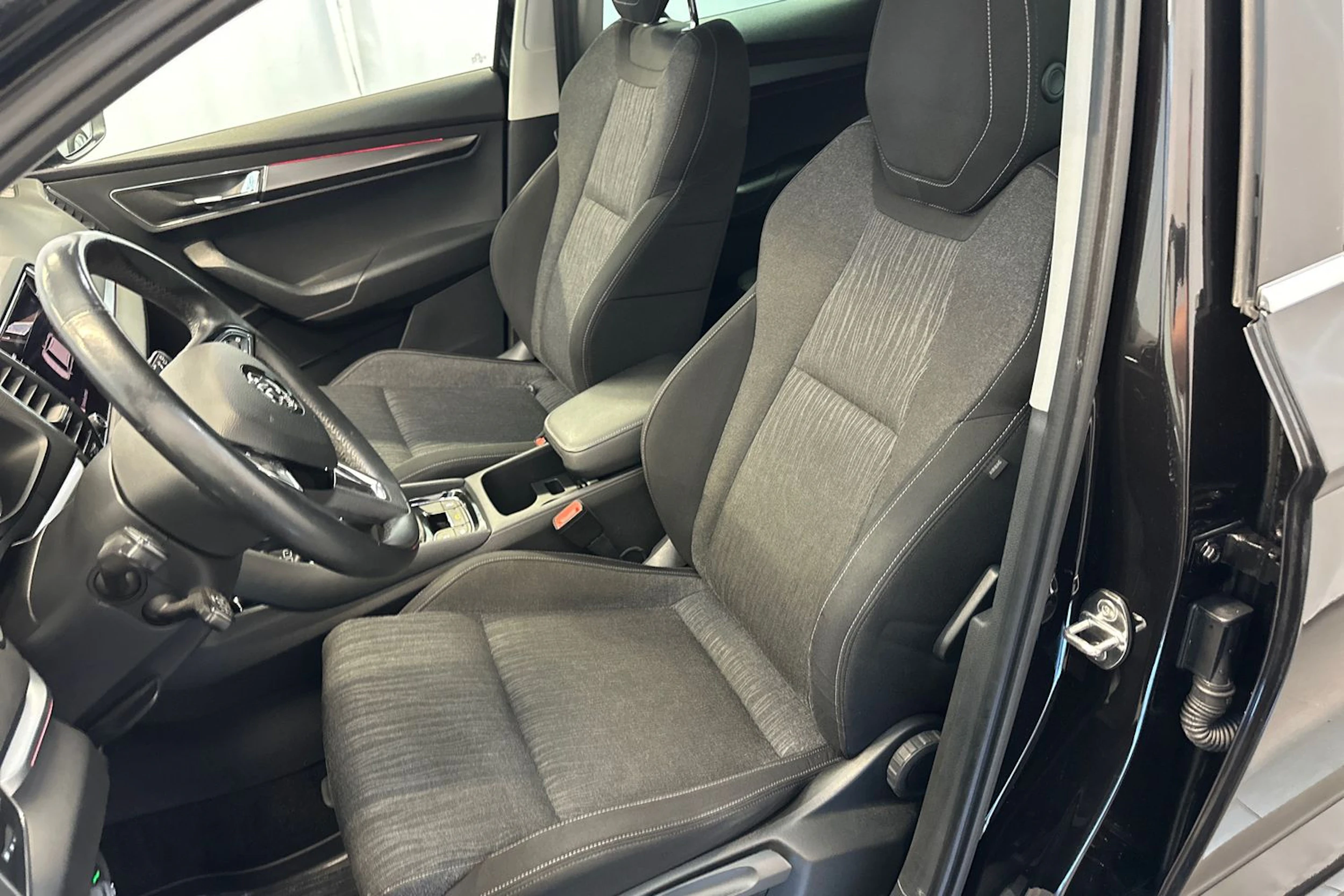 musta Skoda Karoq 2018 kuva 13.