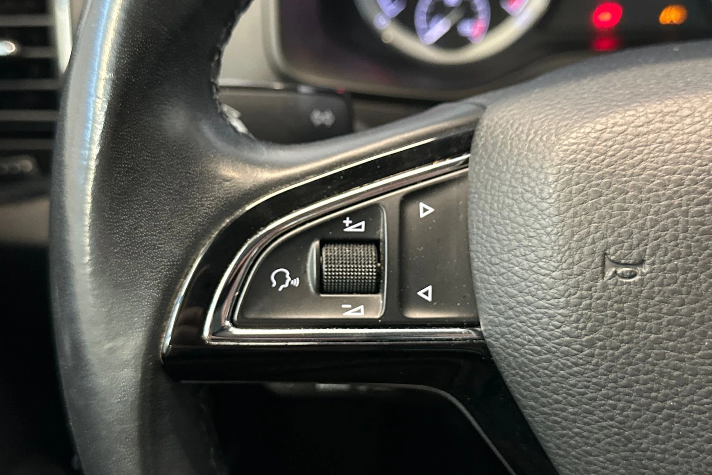 musta Skoda Karoq 2018 kuva 16.