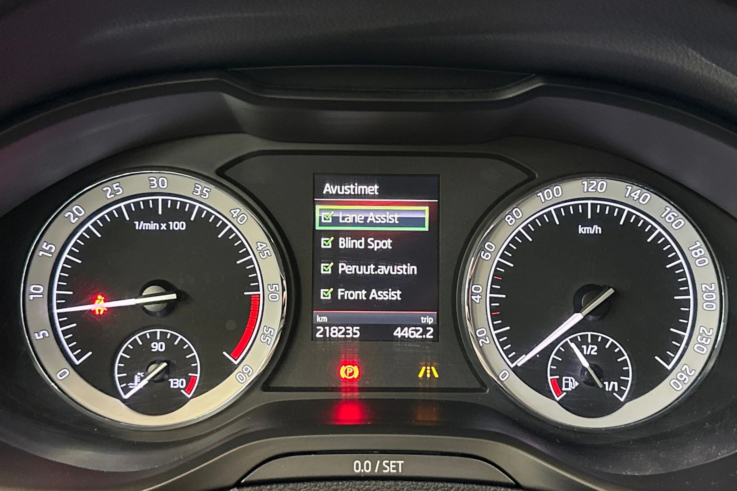 musta Skoda Karoq 2018 kuva 20.