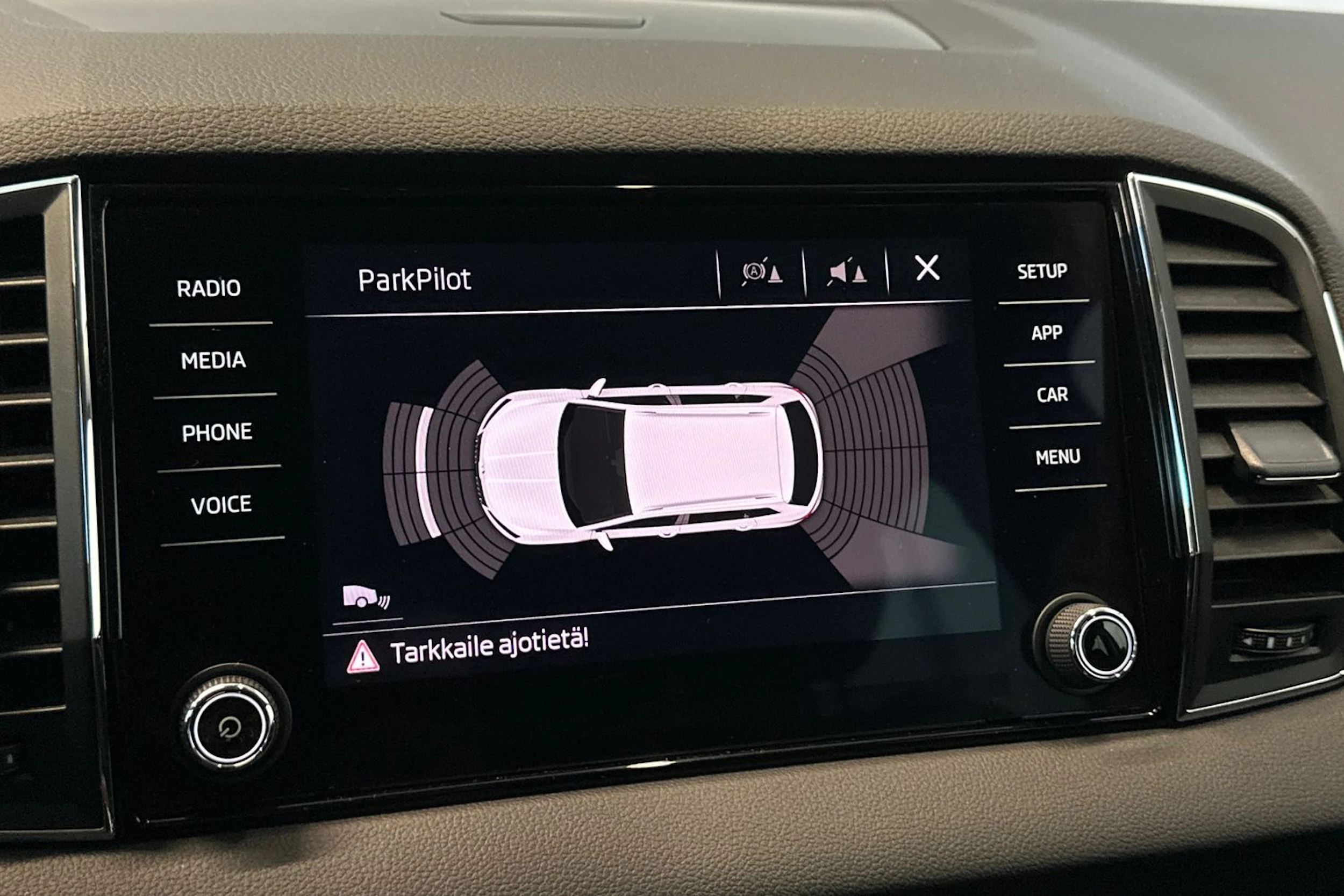 musta Skoda Karoq 2018 kuva 21.