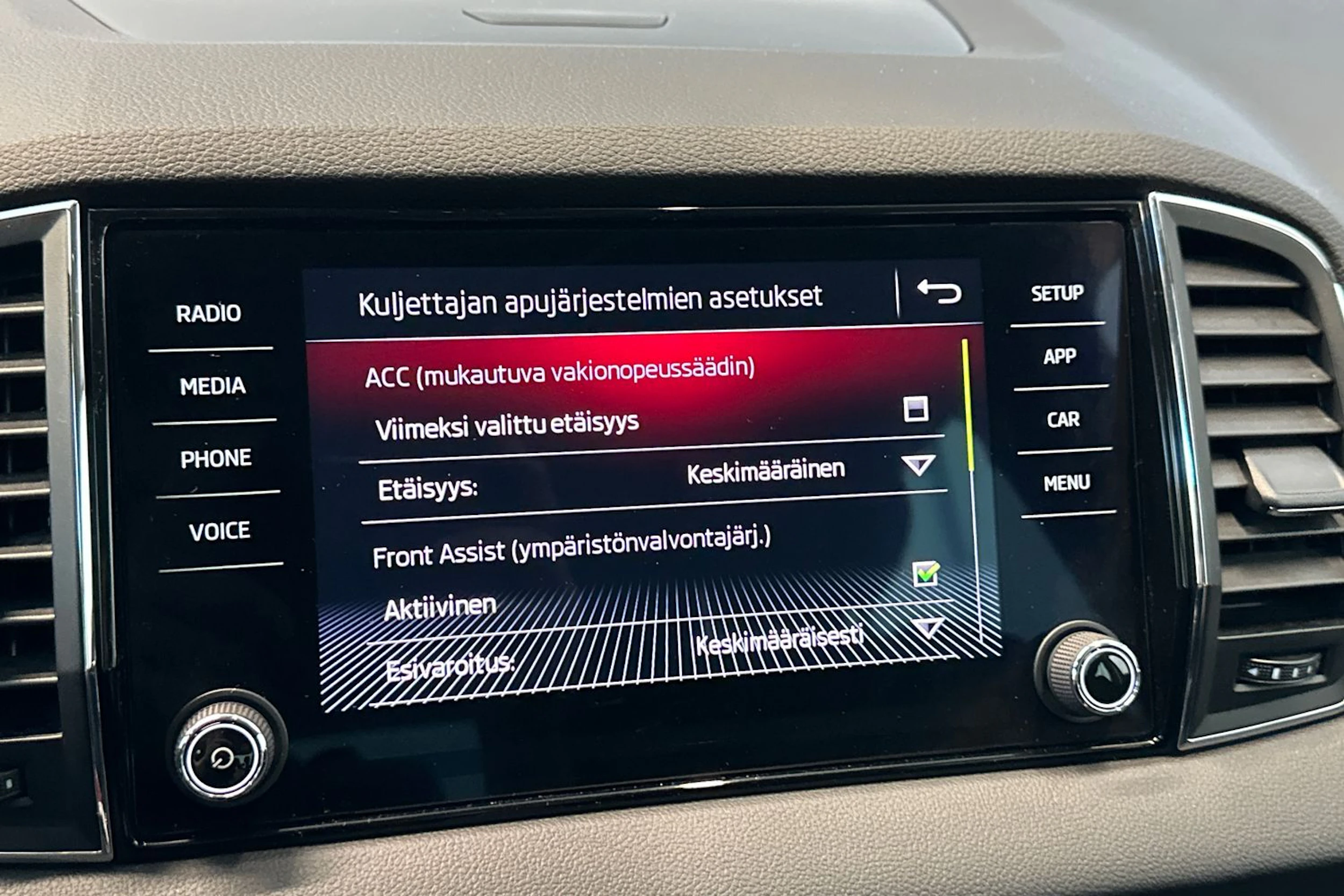 musta Skoda Karoq 2018 kuva 24.