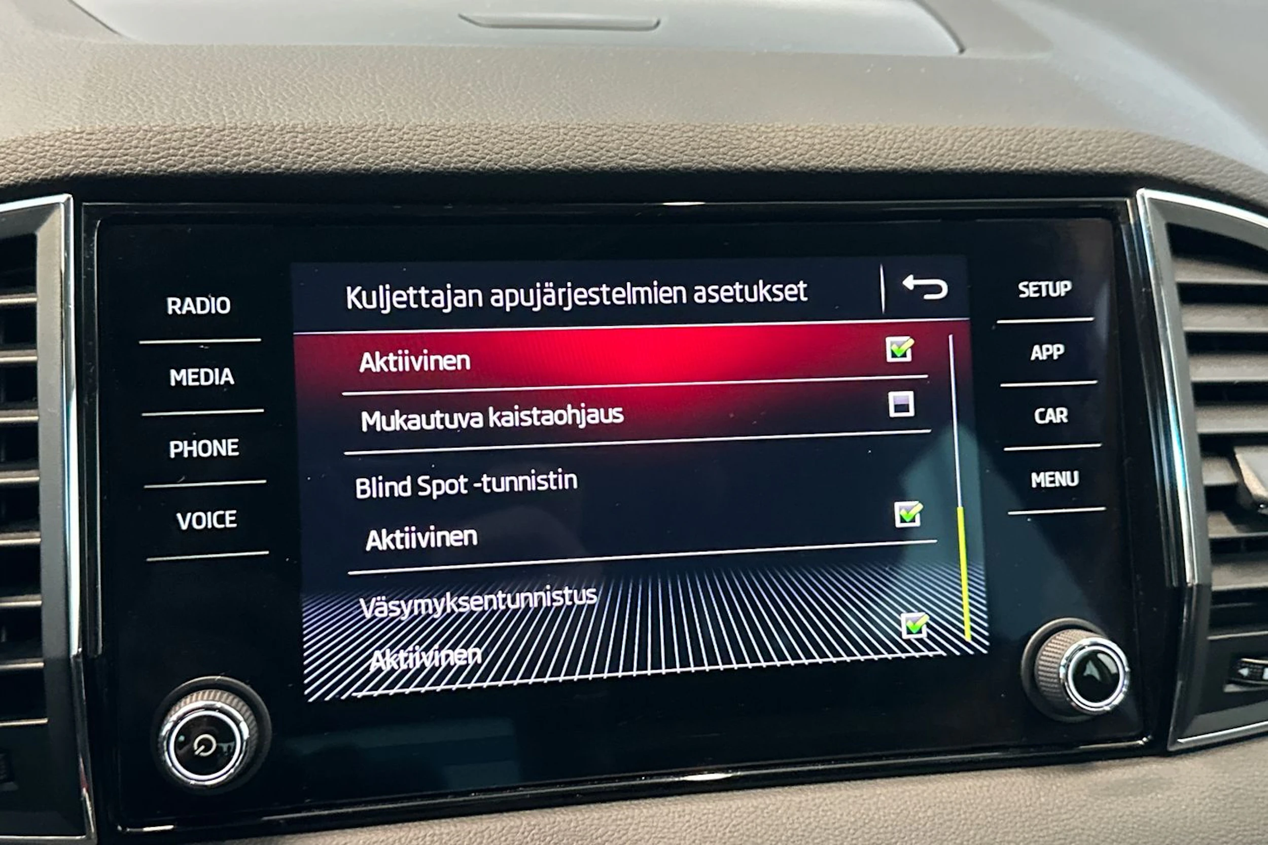 musta Skoda Karoq 2018 kuva 26.