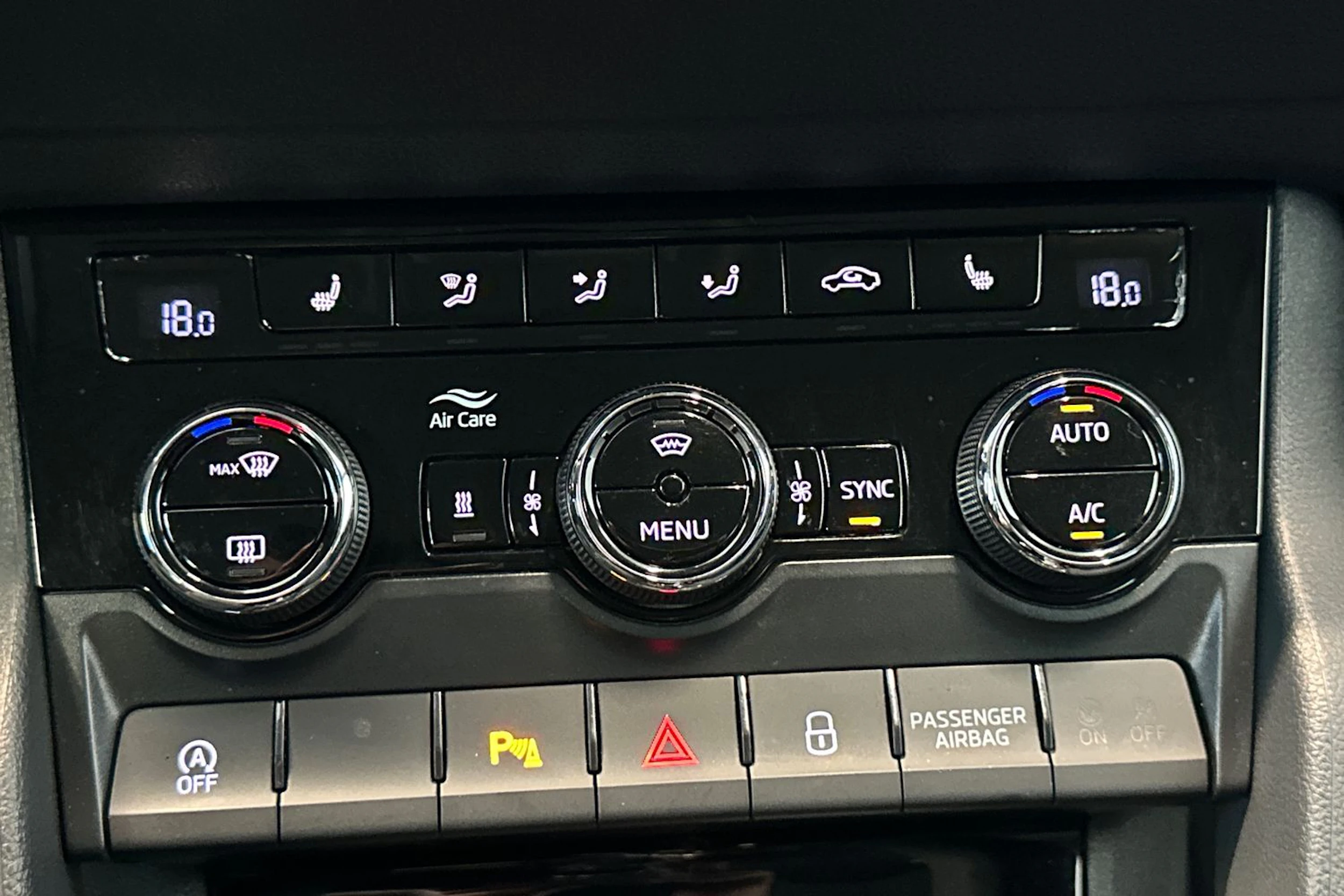 musta Skoda Karoq 2018 kuva 27.