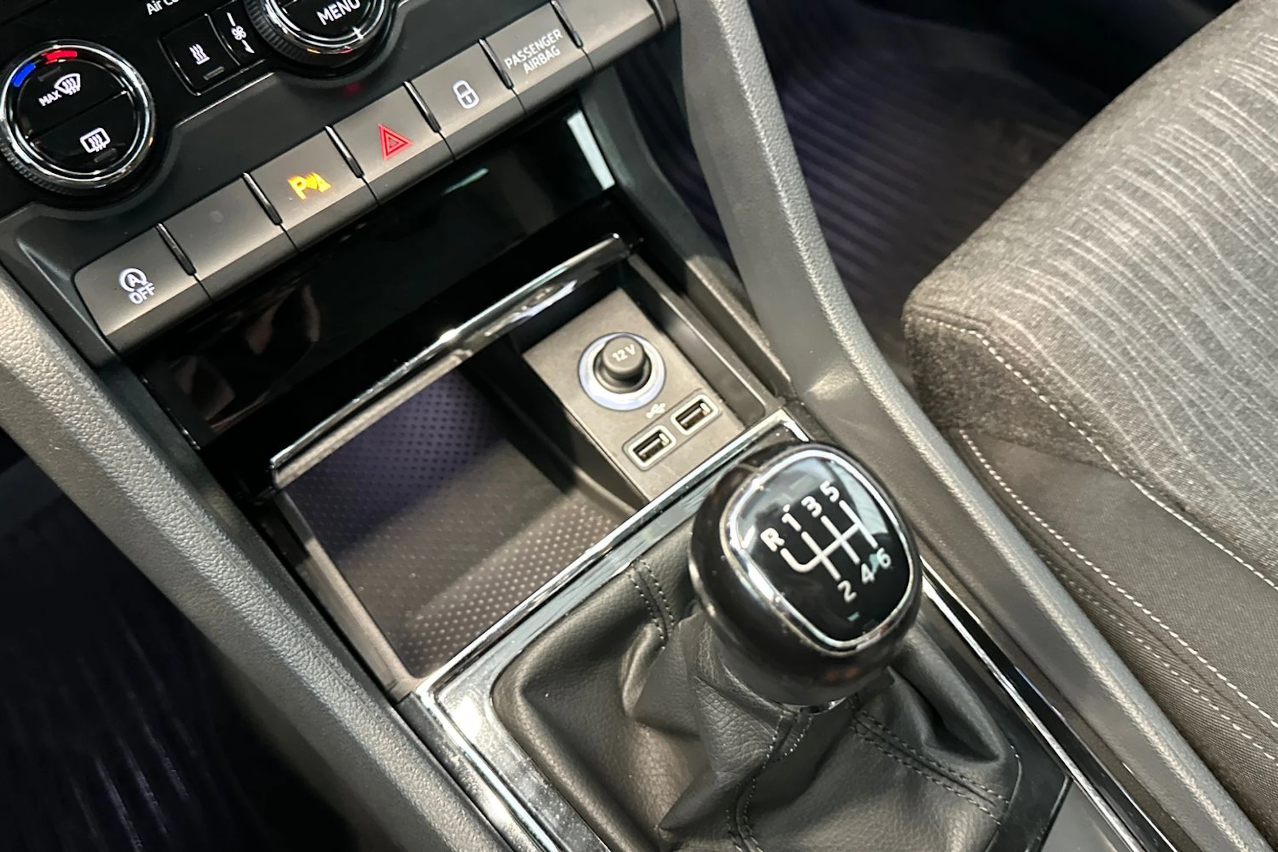 musta Skoda Karoq 2018 kuva 28.